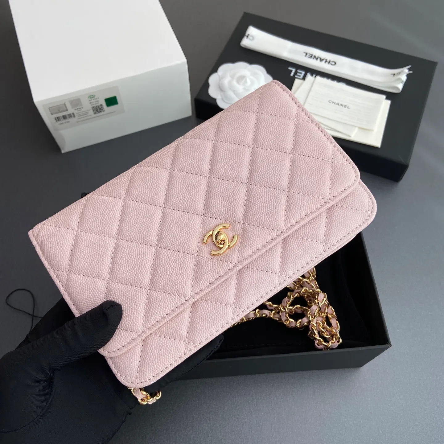 Xiaoxiang imported Italian lambskin [upgraded version] Item number: AP8482 💰700 Size: w20×h13×d3.5cm Color: light pink fine ball pattern golden steel mark