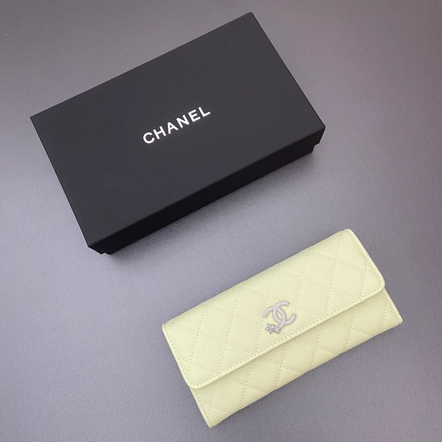 25b new series caviar cowhide with stars ⭐logo shiny blingblibg~ flip long clip wallet series fine ball pattern silver star hardware 12 card slots, two banknote compartments two compartments, 1 zipper bag Price: 260 No.: 3724 Size: w19×h10×d3cm