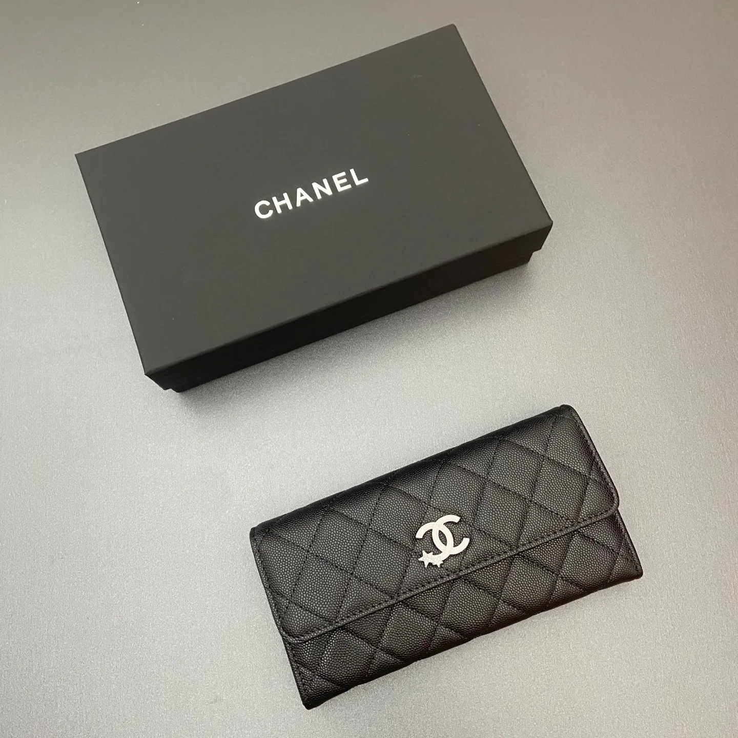 25b new series caviar cowhide with stars ⭐logo shiny blingblibg~ flip long clip wallet series fine ball pattern silver star hardware 12 card slots, two banknote compartments two compartments, 1 zipper bag Price: 260 No.: 3724 Size: w19×h10×d3cm