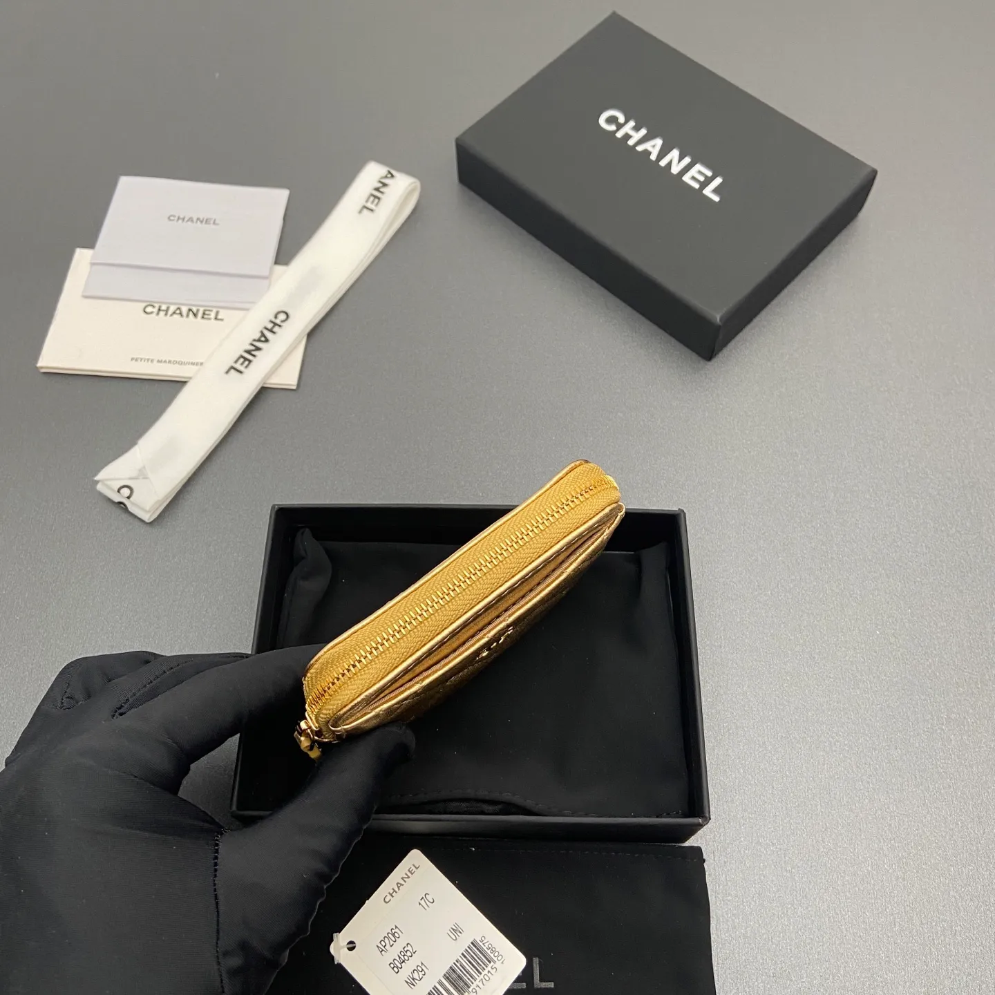 [Special grade hardware original leather] ¥380 Xiaoxiang small zipper bag card holder series Quilted card holder/wallet with iconic metal logo Gold tone metal hardware, special Italian imported leather 5 card slots, 1 small zipper bag No.: 2061 Golden sheepskin light gold hardware Size: w11.5×h10×d2cm