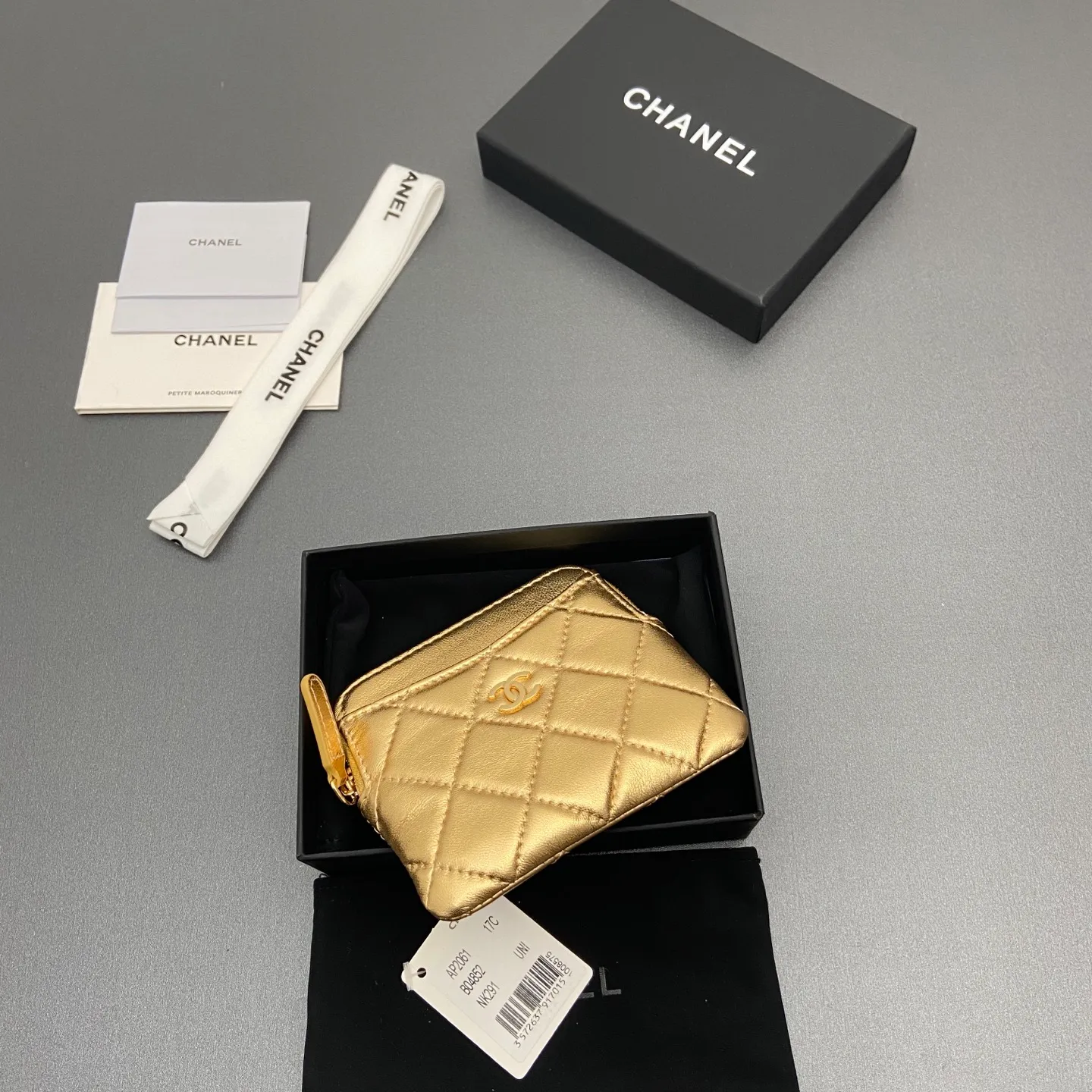 [Special grade hardware original leather] ¥380 Xiaoxiang small zipper bag card holder series Quilted card holder/wallet with iconic metal logo Gold tone metal hardware, special Italian imported leather 5 card slots, 1 small zipper bag No.: 2061 Golden sheepskin light gold hardware Size: w11.5×h10×d2cm
