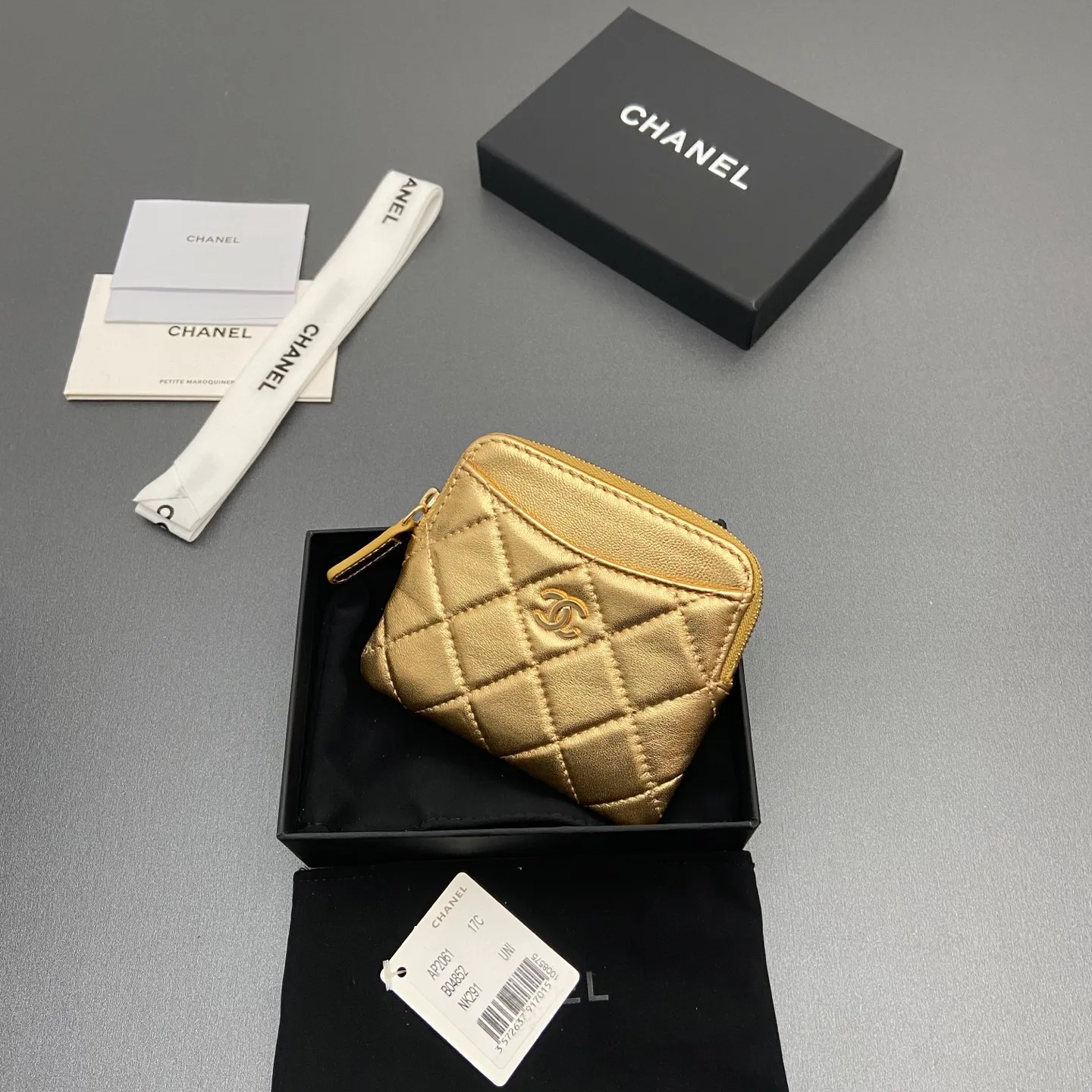 [Special grade hardware original leather] ¥380 Xiaoxiang small zipper bag card holder series Quilted card holder/wallet with iconic metal logo Gold tone metal hardware, special Italian imported leather 5 card slots, 1 small zipper bag No.: 2061 Golden sheepskin light gold hardware Size: w11.5×h10×d2cm