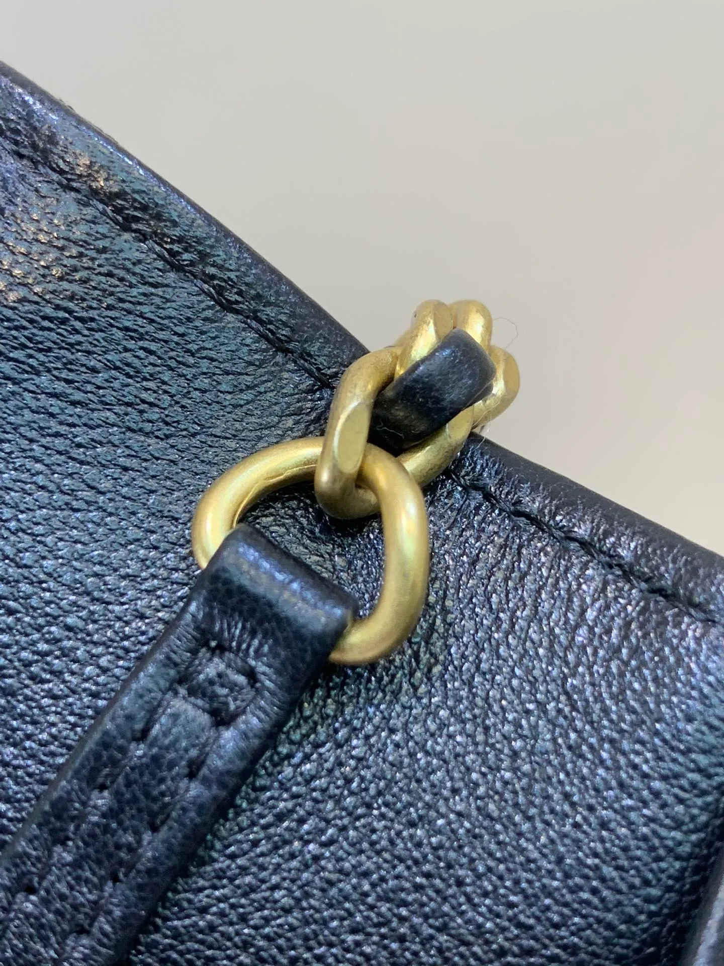 The small double C logo on the front of 3964 adopts an old-fashioned process and is electroplated with real gold. The entire hardware of the bag is made of this old-fashioned process, and the electroplating is thick gold. The overall hardware is smooth without any burrs or bubbles and other inferior effects.