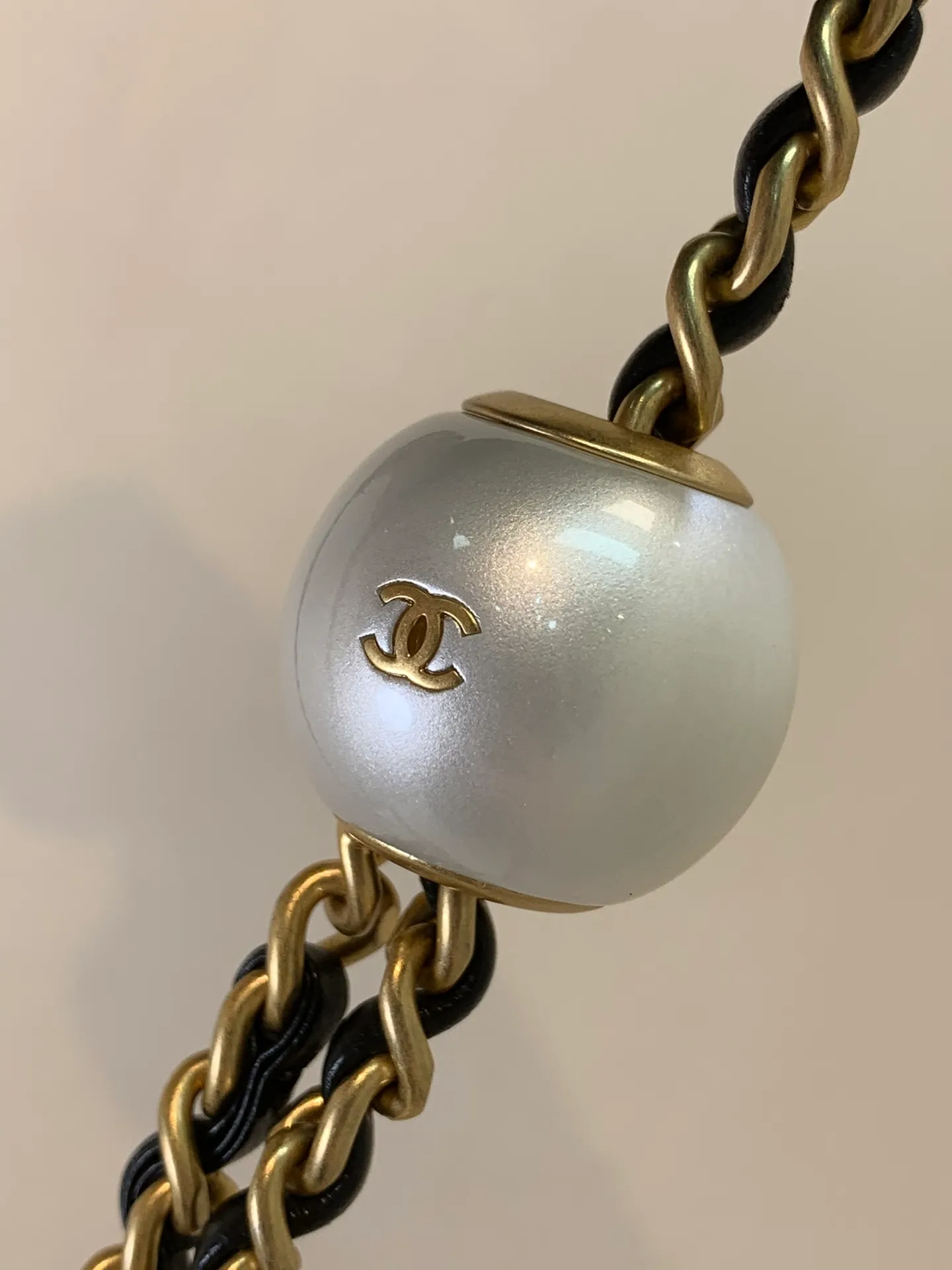 The small double C logo on the front of 3964 adopts an old-fashioned process and is electroplated with real gold. The entire hardware of the bag is made of this old-fashioned process, and the electroplating is thick gold. The overall hardware is smooth without any burrs or bubbles and other inferior effects.