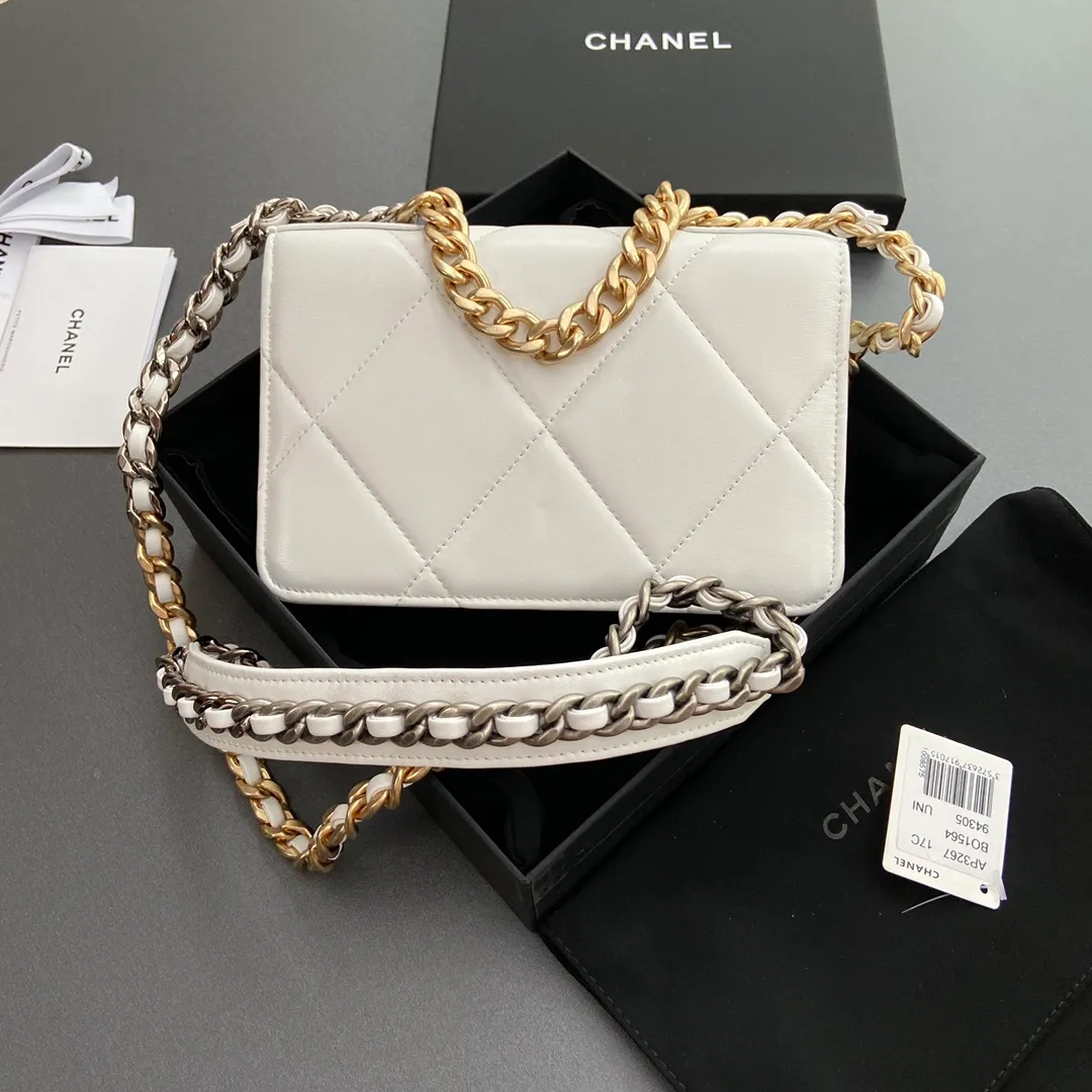 Xiaoxiang imported Italian leather Item number: 3267 💰: 900 Size: w19.5×h13.5×d3.5cm Color: white sheepskin gold mark hardware