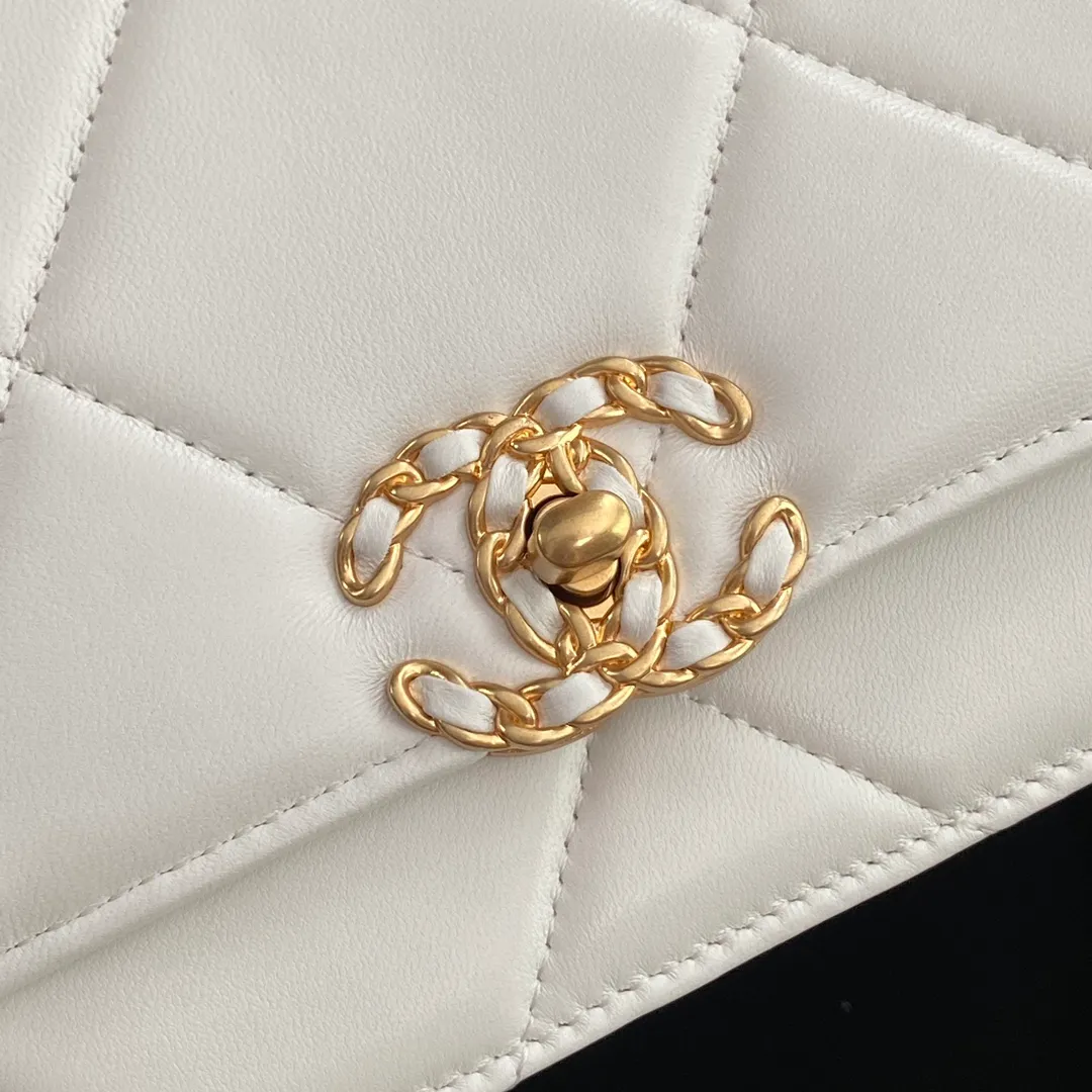 Xiaoxiang imported Italian leather Item number: 3267 💰: 900 Size: w19.5×h13.5×d3.5cm Color: white sheepskin gold mark hardware