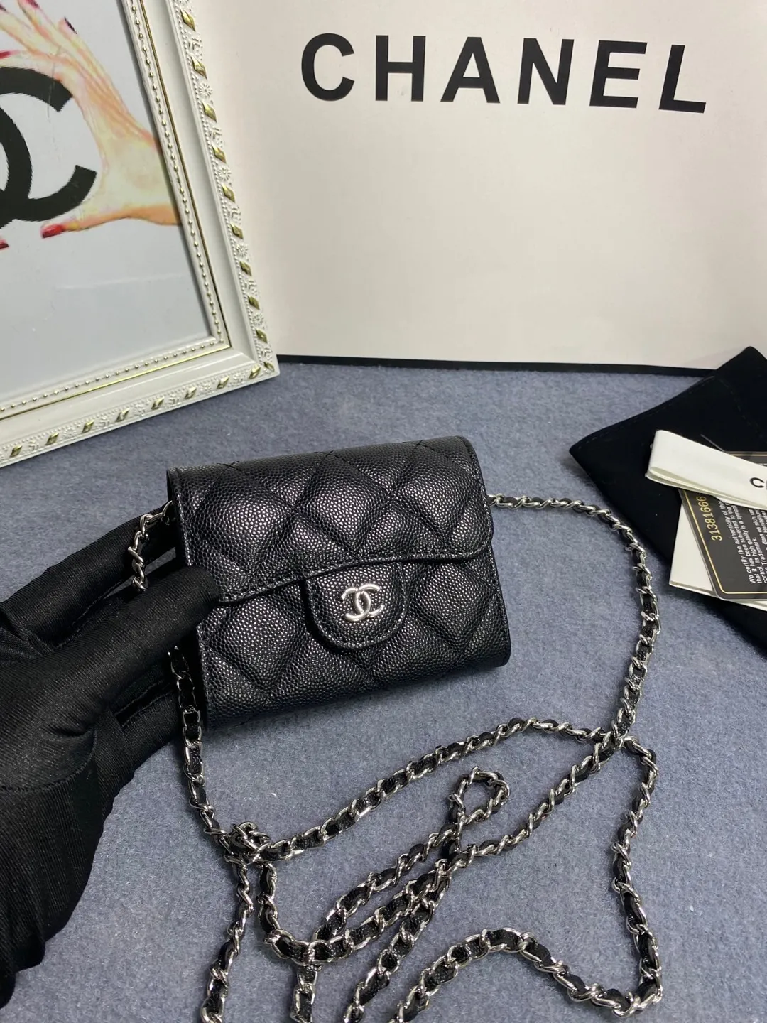 New models in stock! Classic chain dinner bag model 81082 imported caviar/small ball pattern with light hardware 💋 Built-in two sandwich compartments with large capacity, plus a back pocket, it is so convenient! Size: 12*8.5*2.5cm💰520