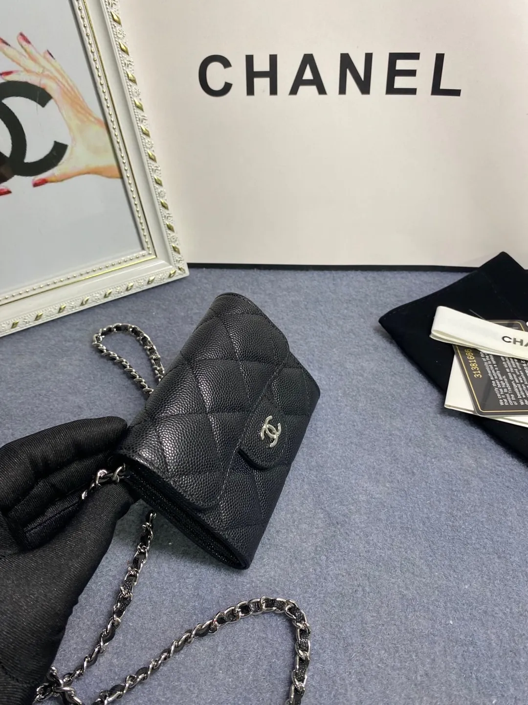 New models in stock! Classic chain dinner bag model 81082 imported caviar/small ball pattern with light hardware 💋 Built-in two sandwich compartments with large capacity, plus a back pocket, it is so convenient! Size: 12*8.5*2.5cm💰520