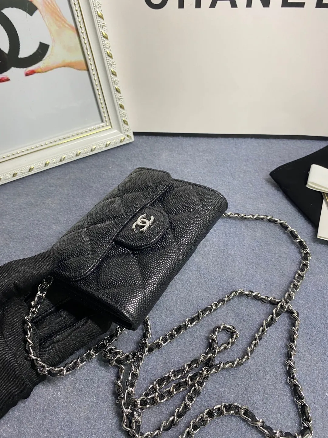 New models in stock! Classic chain dinner bag model 81082 imported caviar/small ball pattern with light hardware 💋 Built-in two sandwich compartments with large capacity, plus a back pocket, it is so convenient! Size: 12*8.5*2.5cm💰520