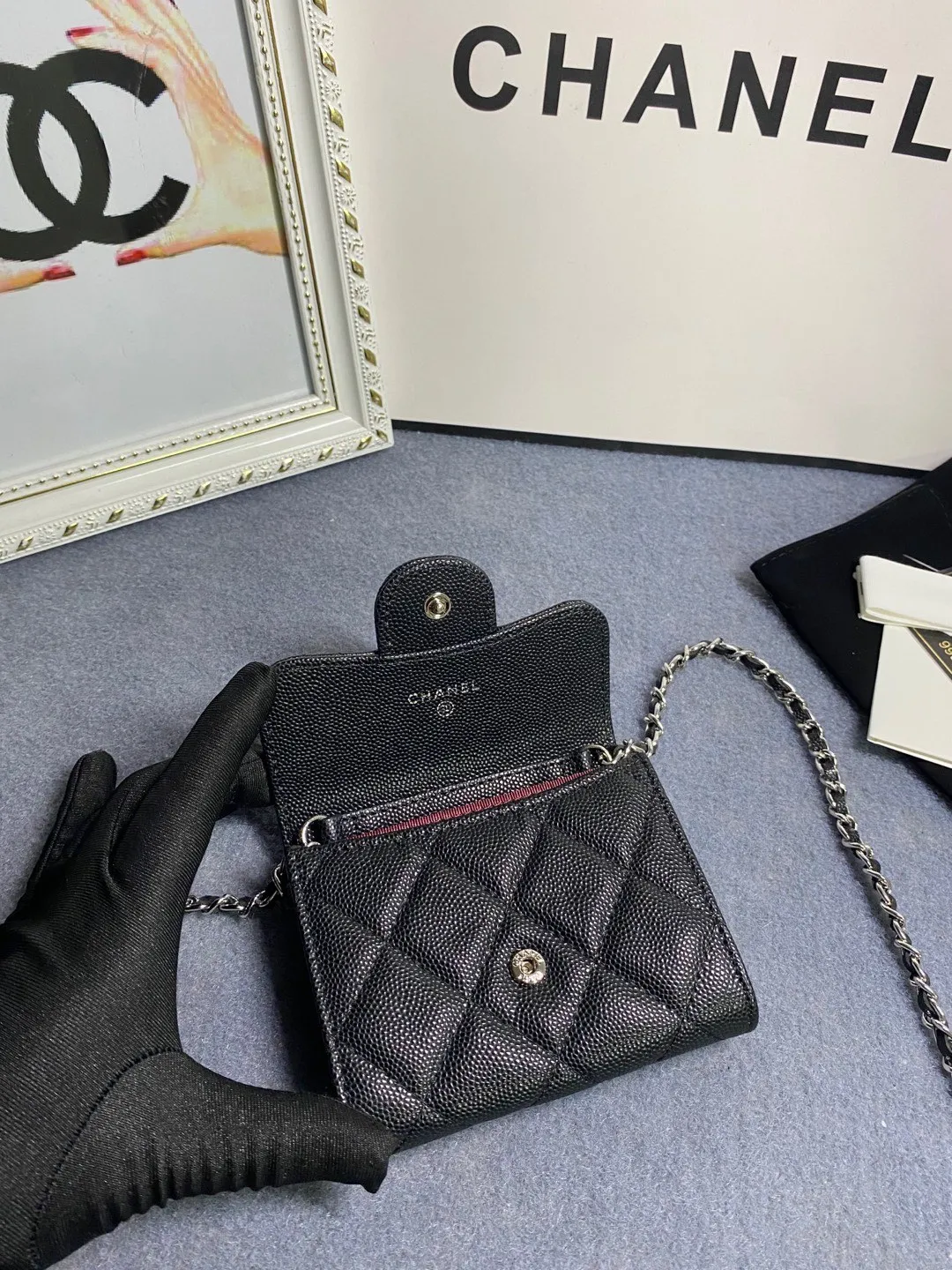 New models in stock! Classic chain dinner bag model 81082 imported caviar/small ball pattern with light hardware 💋 Built-in two sandwich compartments with large capacity, plus a back pocket, it is so convenient! Size: 12*8.5*2.5cm💰520