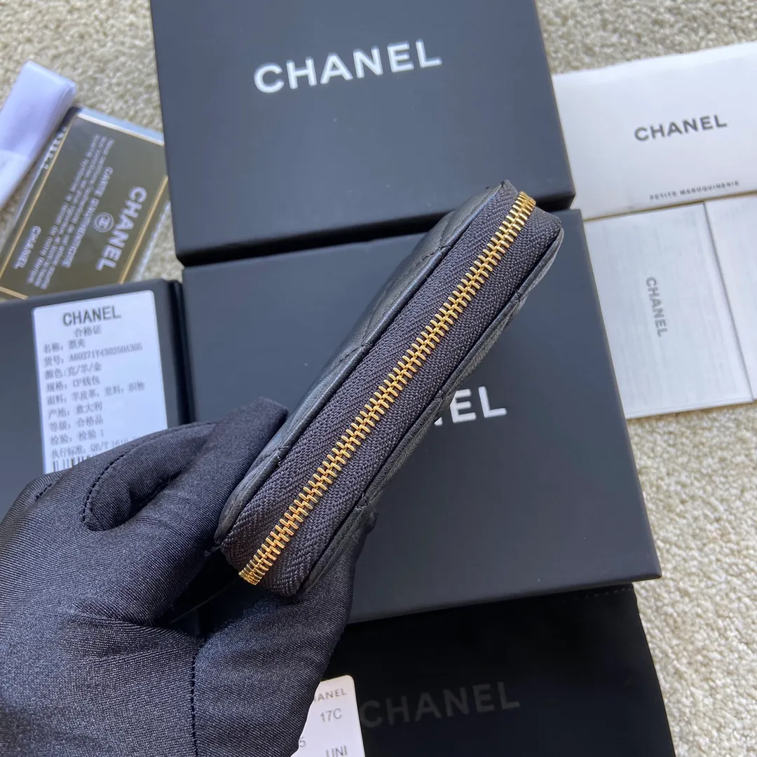 Xiaoxiang imported Italian lambskin Item number: A69271 💰: 240 (no pocket on the back) Size: W11×H7.5×2cm Color: black lambskin gold steel mark Usage: small zipper bag