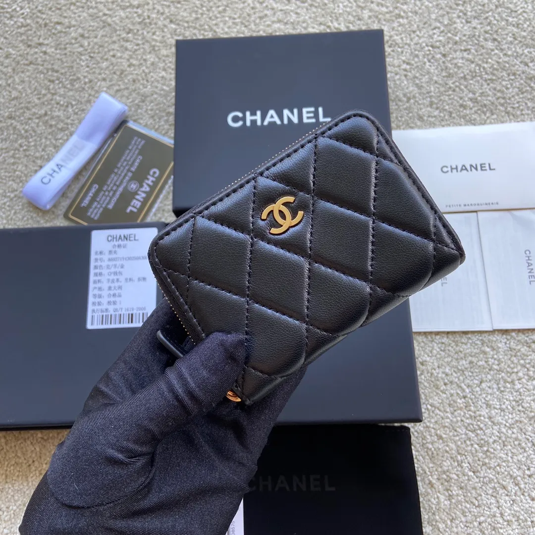 Xiaoxiang imported Italian lambskin Item number: A69271 💰: 240 (no pocket on the back) Size: W11×H7.5×2cm Color: black lambskin gold steel mark Usage: small zipper bag