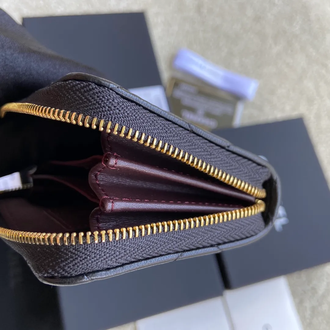 Xiaoxiang imported Italian lambskin Item number: A69271 💰: 240 (no pocket on the back) Size: W11×H7.5×2cm Color: black lambskin gold steel mark Usage: small zipper bag