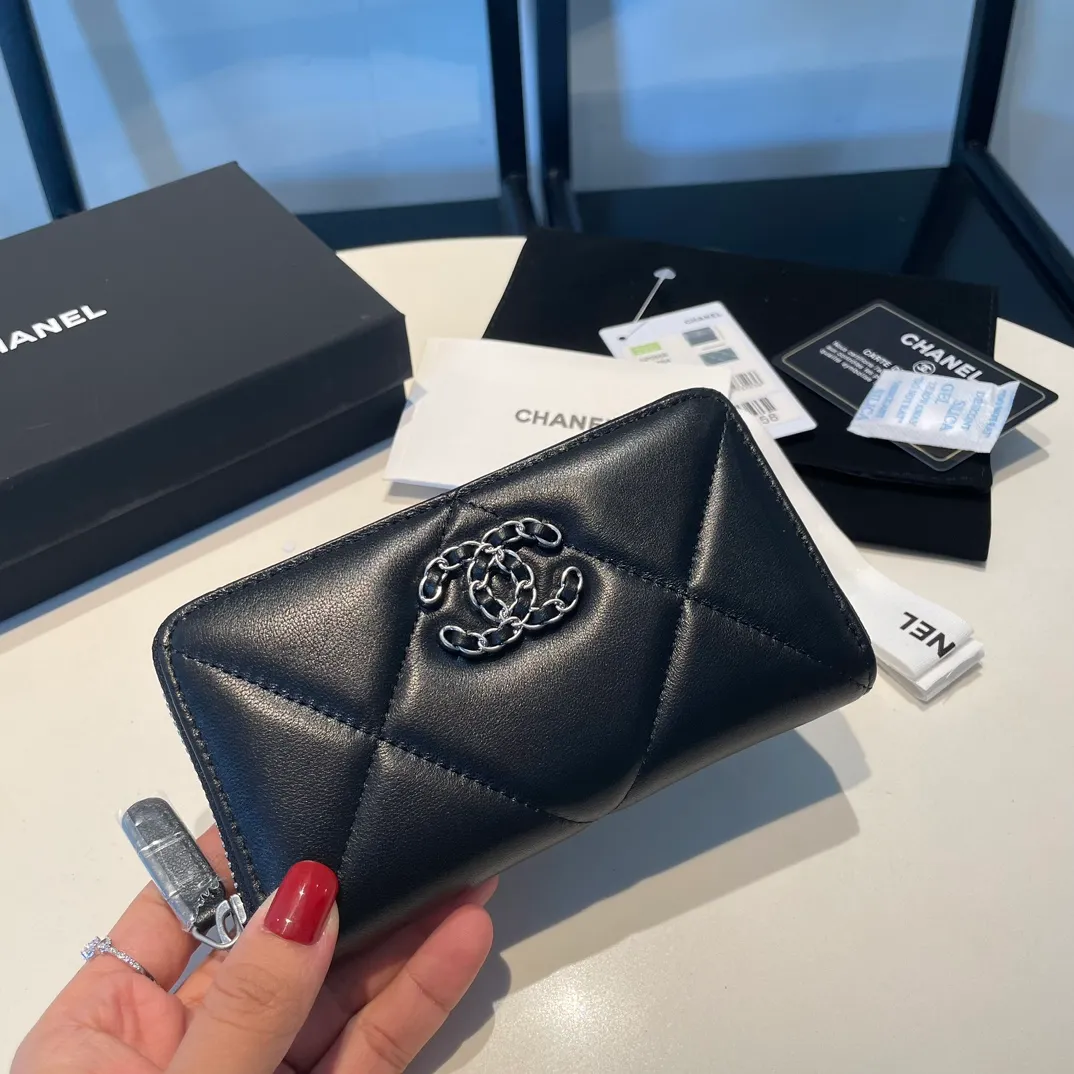 💰520😊 Upgraded version💋🆕 Ohanel new color🆕The latest mid-size zipper card holder is also a wallet, the cabinet design is very special, with four card slots 💞The texture of goatskin is invincible 😼This season’s main 19 series is a big rhombus with a strong retro style👝 Are there any people who want to buy every color?🧸 The logo is eye-catching and unique, the goatskin has a light luster, and the temperament is instantly upupup❣The fashionable style and style are also jointly created by Karl and Viard. The first series launched by the new artistic director will be a key recommendation of the brand from this year to next year, conveying the essence of the brand, with a full set of packaging 0943🍃size: 16.5*9cm