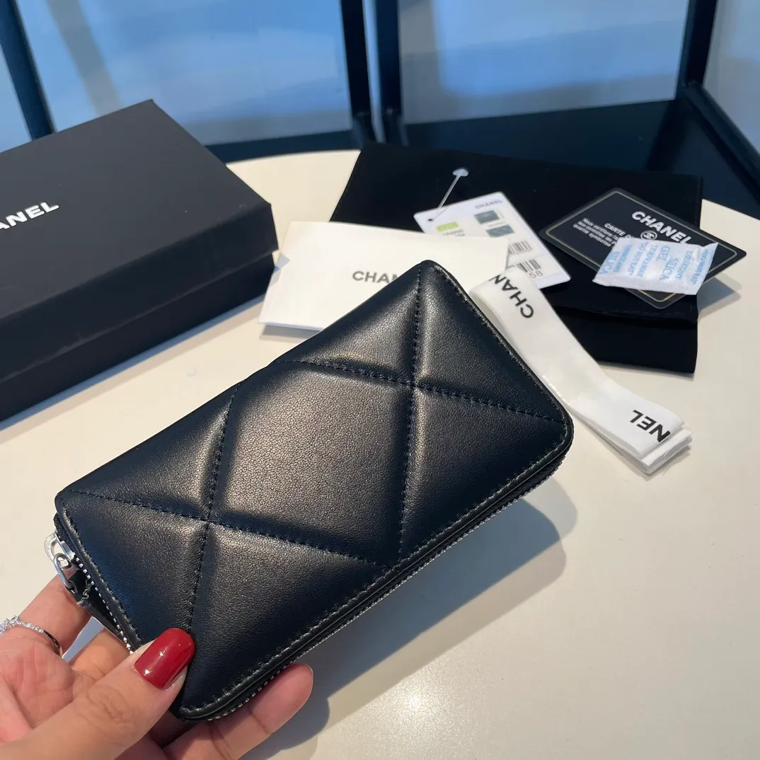 💰520😊 Upgraded version💋🆕 Ohanel new color🆕The latest mid-size zipper card holder is also a wallet, the cabinet design is very special, with four card slots 💞The texture of goatskin is invincible 😼This season’s main 19 series is a big rhombus with a strong retro style👝 Are there any people who want to buy every color?🧸 The logo is eye-catching and unique, the goatskin has a light luster, and the temperament is instantly upupup❣The fashionable style and style are also jointly created by Karl and Viard. The first series launched by the new artistic director will be a key recommendation of the brand from this year to next year, conveying the essence of the brand, with a full set of packaging 0943🍃size: 16.5*9cm
