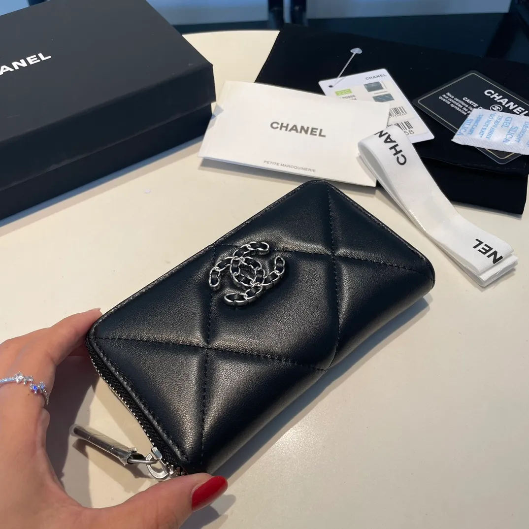 💰520😊 Upgraded version💋🆕 Ohanel new color🆕The latest mid-size zipper card holder is also a wallet, the cabinet design is very special, with four card slots 💞The texture of goatskin is invincible 😼This season’s main 19 series is a big rhombus with a strong retro style👝 Are there any people who want to buy every color?🧸 The logo is eye-catching and unique, the goatskin has a light luster, and the temperament is instantly upupup❣The fashionable style and style are also jointly created by Karl and Viard. The first series launched by the new artistic director will be a key recommendation of the brand from this year to next year, conveying the essence of the brand, with a full set of packaging 0943🍃size: 16.5*9cm