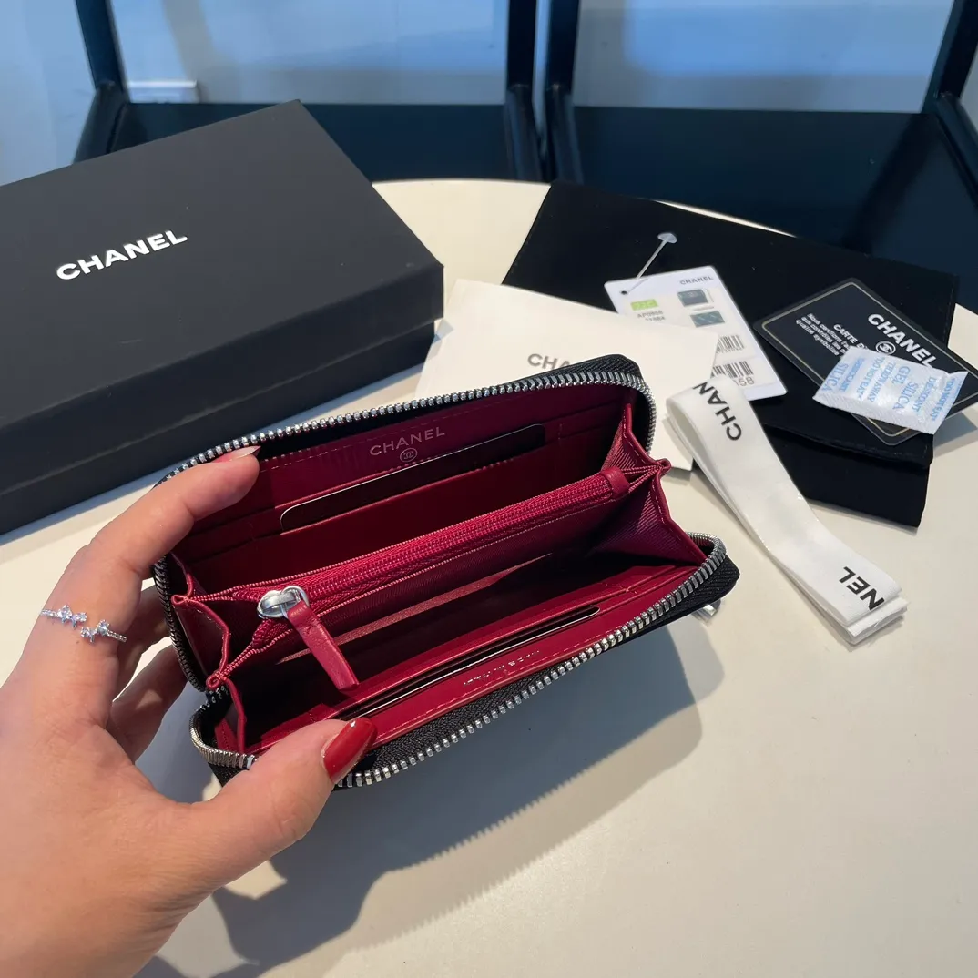 💰520😊 Upgraded version💋🆕 Ohanel new color🆕The latest mid-size zipper card holder is also a wallet, the cabinet design is very special, with four card slots 💞The texture of goatskin is invincible 😼This season’s main 19 series is a big rhombus with a strong retro style👝 Are there any people who want to buy every color?🧸 The logo is eye-catching and unique, the goatskin has a light luster, and the temperament is instantly upupup❣The fashionable style and style are also jointly created by Karl and Viard. The first series launched by the new artistic director will be a key recommendation of the brand from this year to next year, conveying the essence of the brand, with a full set of packaging 0943🍃size: 16.5*9cm