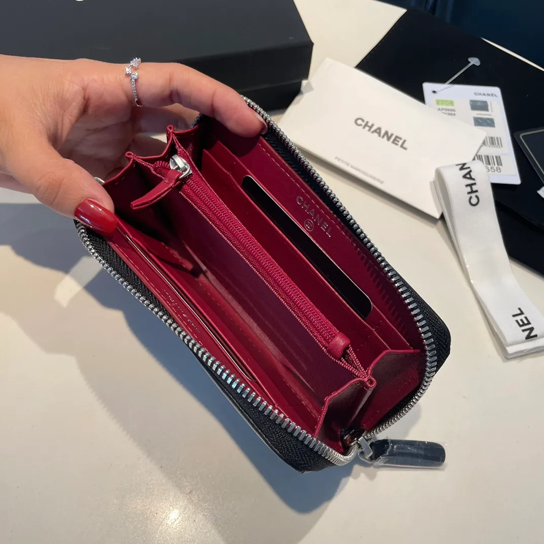 💰520😊 Upgraded version💋🆕 Ohanel new color🆕The latest mid-size zipper card holder is also a wallet, the cabinet design is very special, with four card slots 💞The texture of goatskin is invincible 😼This season’s main 19 series is a big rhombus with a strong retro style👝 Are there any people who want to buy every color?🧸 The logo is eye-catching and unique, the goatskin has a light luster, and the temperament is instantly upupup❣The fashionable style and style are also jointly created by Karl and Viard. The first series launched by the new artistic director will be a key recommendation of the brand from this year to next year, conveying the essence of the brand, with a full set of packaging 0943🍃size: 16.5*9cm