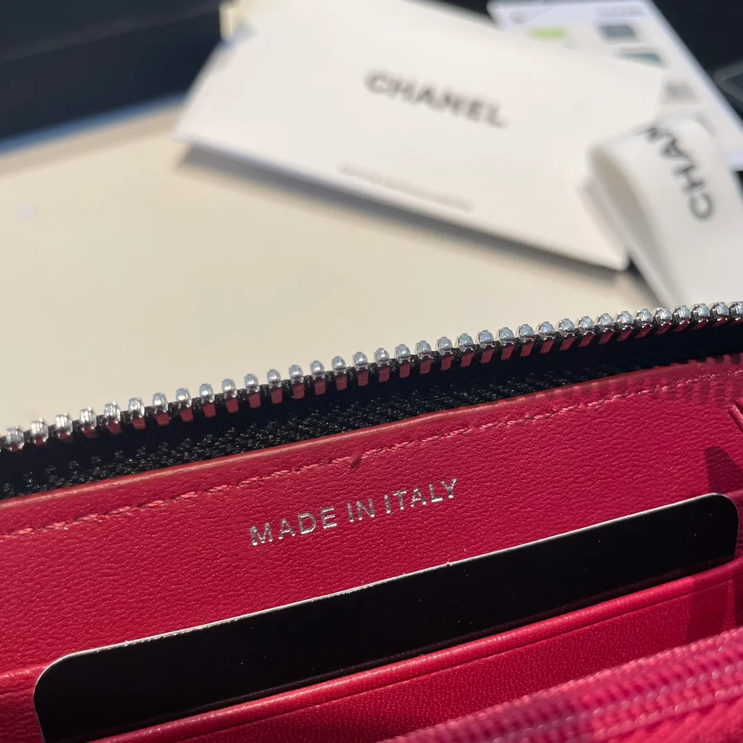 💰520😊 Upgraded version💋🆕 Ohanel new color🆕The latest mid-size zipper card holder is also a wallet, the cabinet design is very special, with four card slots 💞The texture of goatskin is invincible 😼This season’s main 19 series is a big rhombus with a strong retro style👝 Are there any people who want to buy every color?🧸 The logo is eye-catching and unique, the goatskin has a light luster, and the temperament is instantly upupup❣The fashionable style and style are also jointly created by Karl and Viard. The first series launched by the new artistic director will be a key recommendation of the brand from this year to next year, conveying the essence of the brand, with a full set of packaging 0943🍃size: 16.5*9cm
