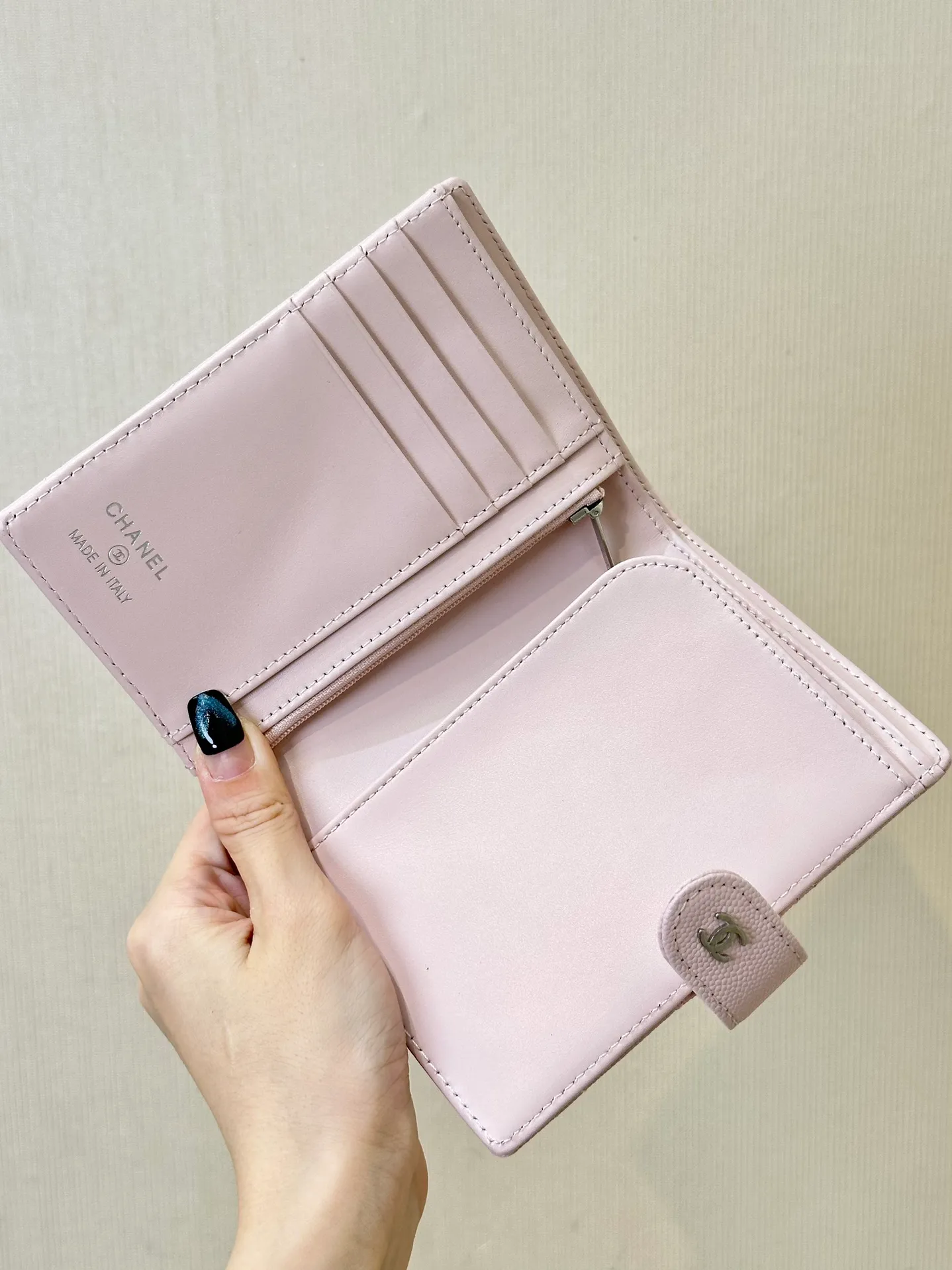 96066 The interior is made of calfskin. The leather has its own luster, clear and delicate texture, various card slots on the side, and an anti-counterfeiting code design on the inside.