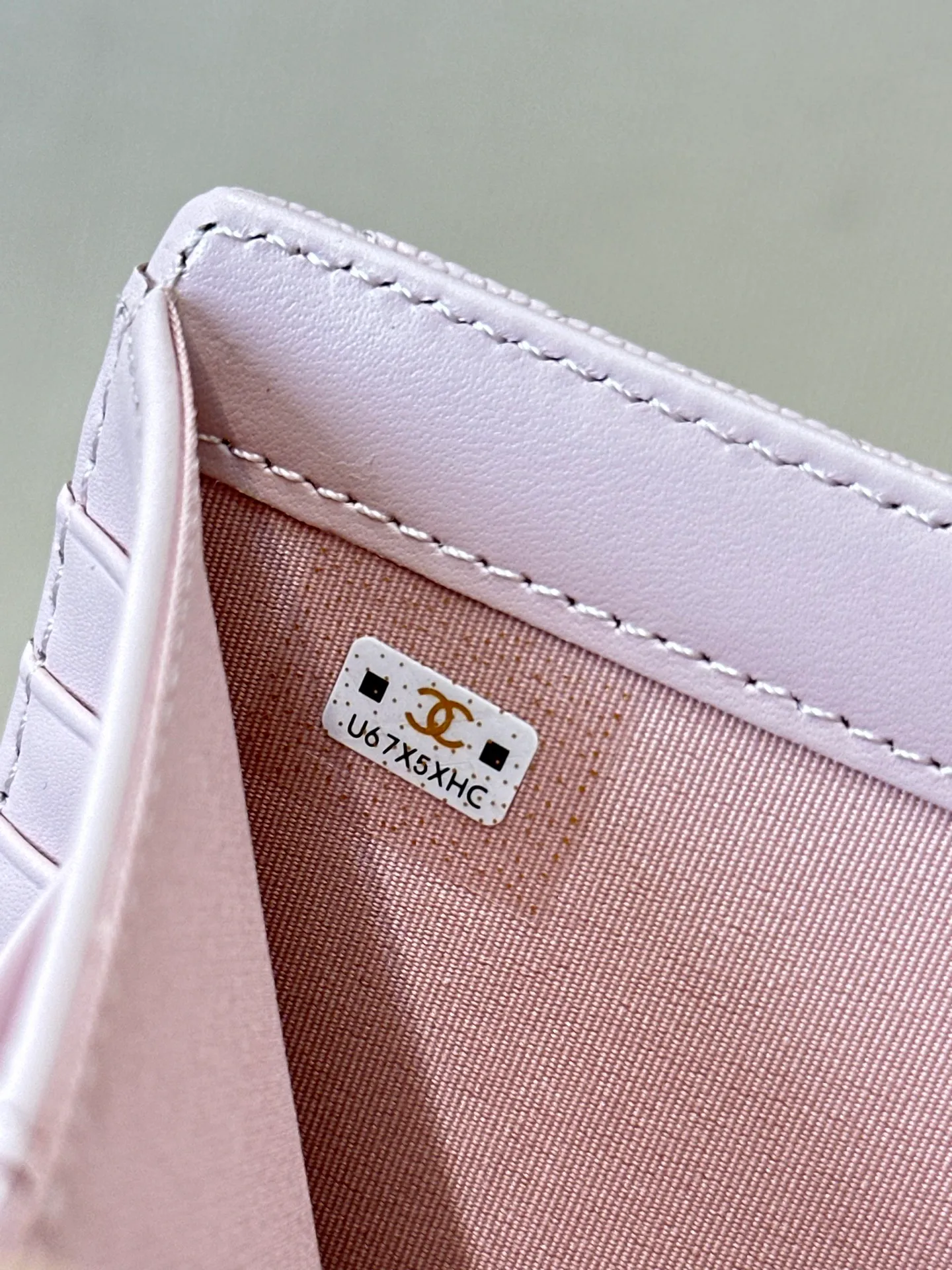 96066 The interior is made of calfskin. The leather has its own luster, clear and delicate texture, various card slots on the side, and an anti-counterfeiting code design on the inside.