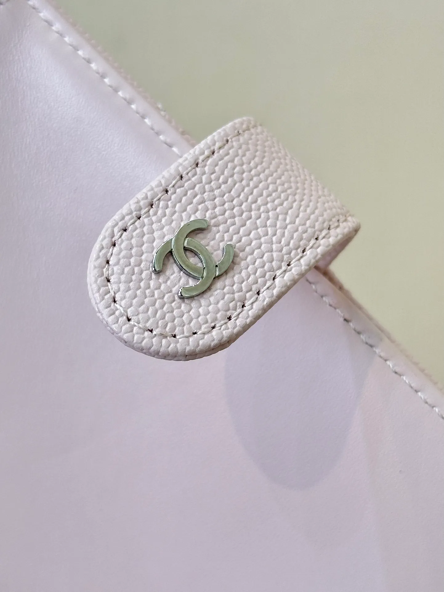96066 The interior is made of calfskin. The leather has its own luster, clear and delicate texture, various card slots on the side, and an anti-counterfeiting code design on the inside.