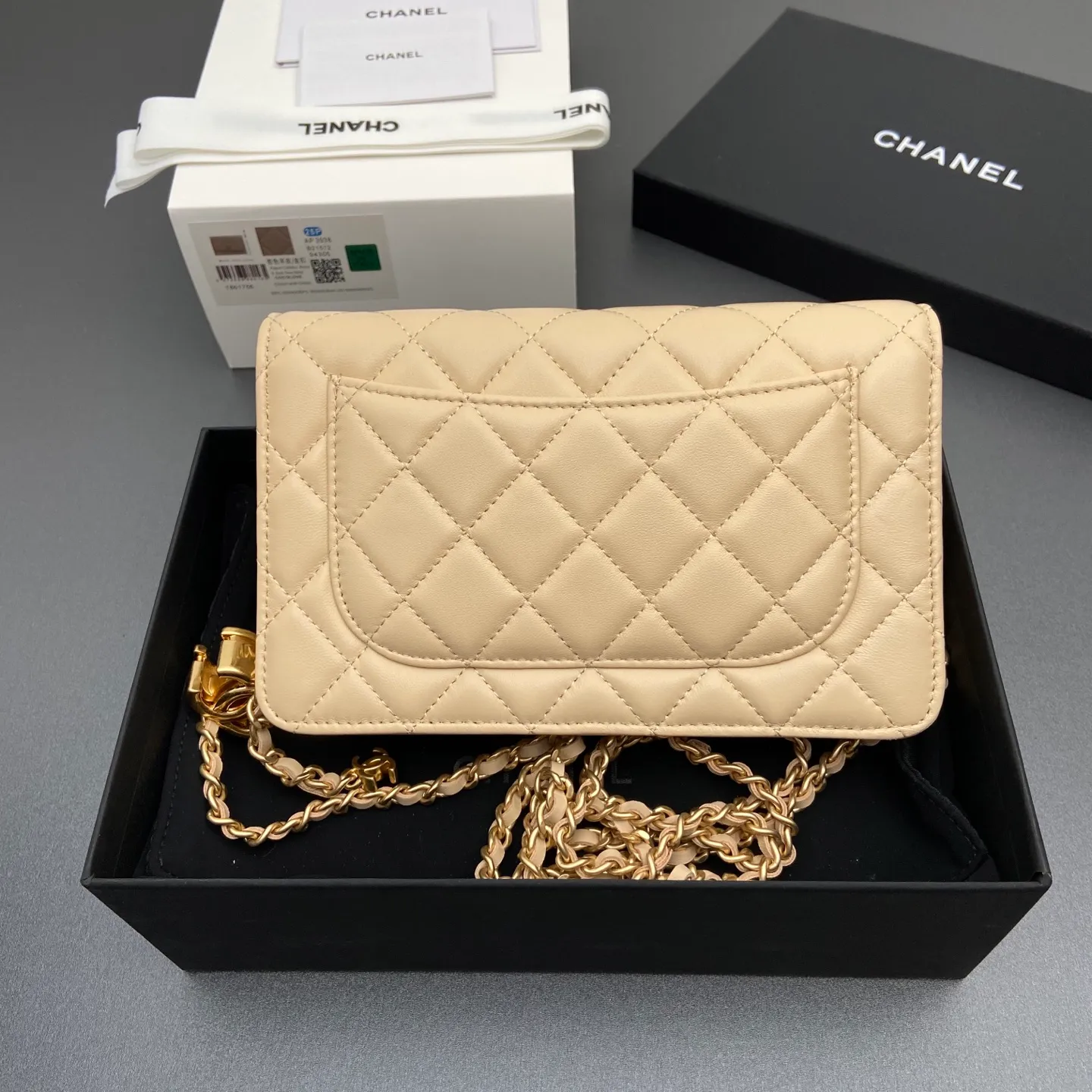 Xiaoxiang imported Italian lambskin 25Bwoc double C snap button adjustable chain, fashionable and classic but not outdated Item number: AP7876 Price: 860 Size: w19×h12×d4.5cm Color: apricot sheepskin gold hardware