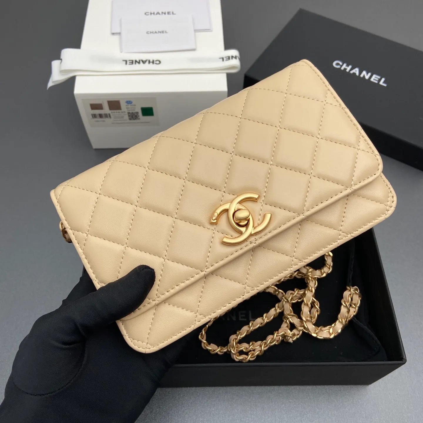 Xiaoxiang imported Italian lambskin 25Bwoc double C snap button adjustable chain, fashionable and classic but not outdated Item number: AP7876 Price: 860 Size: w19×h12×d4.5cm Color: apricot sheepskin gold hardware