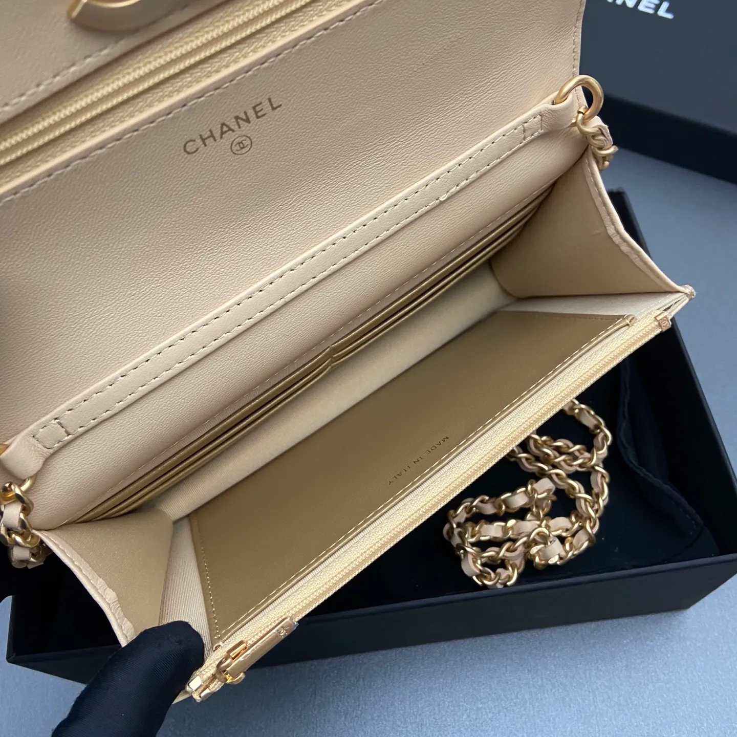 Xiaoxiang imported Italian lambskin 25Bwoc double C snap button adjustable chain, fashionable and classic but not outdated Item number: AP7876 Price: 860 Size: w19×h12×d4.5cm Color: apricot sheepskin gold hardware