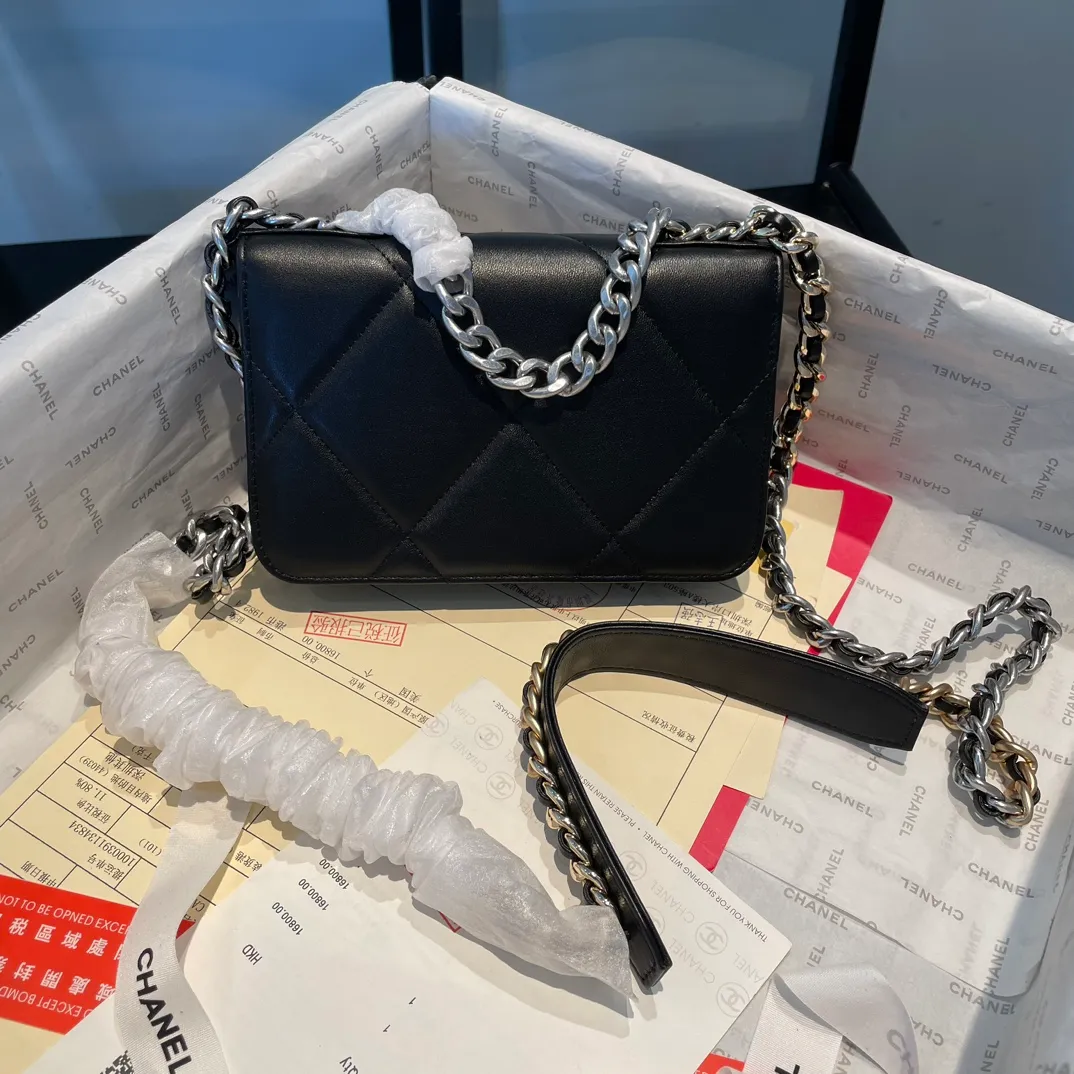 💰1000😊 Upgraded version💋🆕 Ohanel new color🆕The latest small satchel bag with button buckle WOC fortune bag. Compared with the old version of magnet buckle, the button version is more refined. The texture of goatskin is invincible. 😼The main 19 series bags this season are big diamonds with a strong retro style👝Every color is what everyone wants to buy🧸It is also co-created by karl and viard. The first series launched by the new artistic director will be a key recommendation of the brand from this year to next year, conveying the essence of the brand, super large diamond pattern, leather chain CC buckle, 3 different metals The multiple matching and wearing methods are also a key point that distinguishes this handbag from other classic styles. Different wearing methods express different fashion attitudes, play with the whole total look, and bring out the fashionable style and style. Comes with a full set of packaging. 3267🍃size: 19*12.5cm