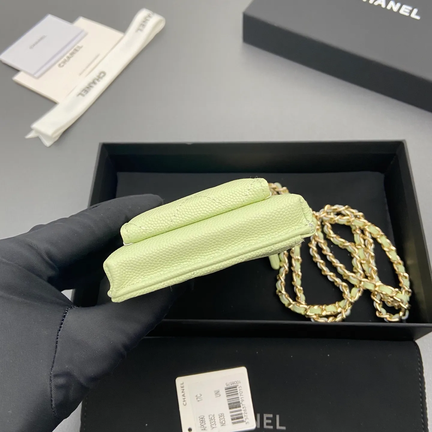Xiaoxiang imported Italian grain cowhide Item number: A0990 Price: 540 Color: light green fine ball pattern gold buckle Size: w18.5×h9×d3cm
