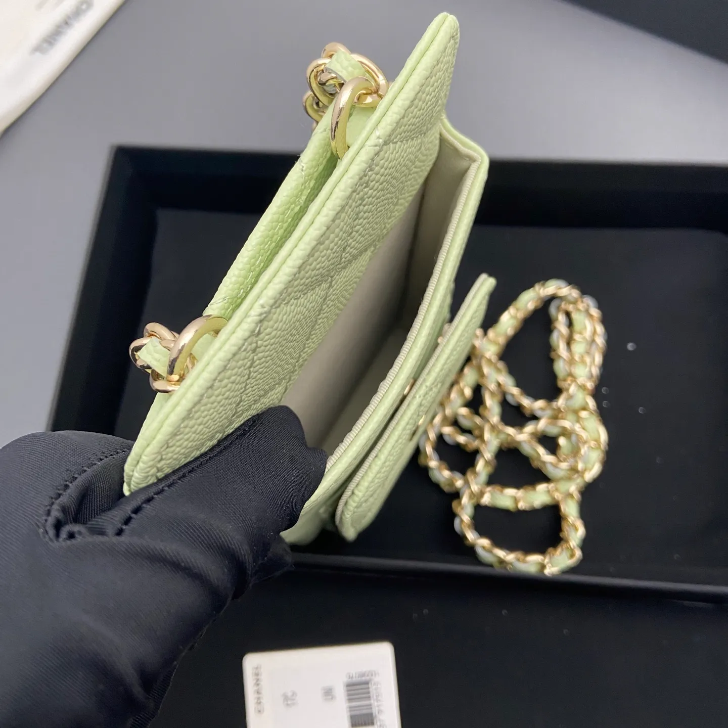 Xiaoxiang imported Italian grain cowhide Item number: A0990 Price: 540 Color: light green fine ball pattern gold buckle Size: w18.5×h9×d3cm