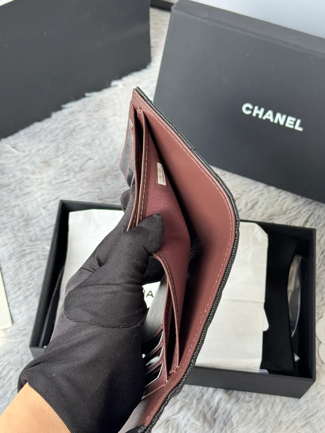 💰440💰 Made of calfskin, caviar, and cowhide, the CF short tri-fold wallet is now available! Chanel Grandma Xiang has 6 card slots, and there is a coin purse at the back, so you can put 2,000 Mao Zedong without any trouble at all! Delicate leather and gold hardware! Full of fashion sense, very fashionable, can be held in hand, can be put in the bag, very good for storage. Style number: 82288, size 10.5*11.5*3cm, color as shown in the picture, exclusive real shot