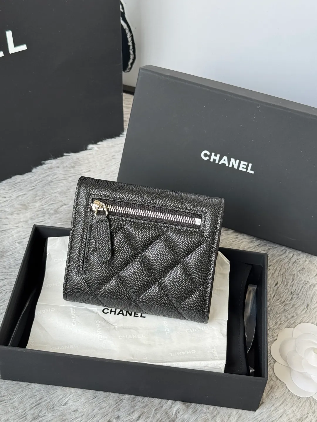 💰440💰 Made of calfskin, caviar, and cowhide, the CF short tri-fold wallet is now available! Chanel Grandma Xiang has 6 card slots, and there is a coin purse at the back, so you can put 2,000 Mao Zedong without any trouble at all! Delicate leather and gold hardware! Full of fashion sense, very fashionable, can be held in hand, can be put in the bag, very good for storage. Style number: 82288, size 10.5*11.5*3cm, color as shown in the picture, exclusive real shot