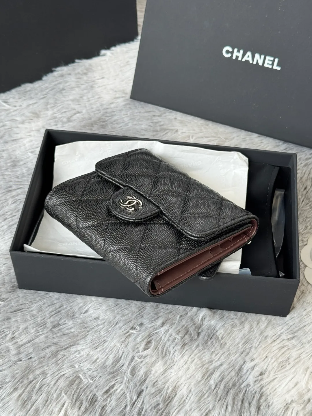 💰440💰 Made of calfskin, caviar, and cowhide, the CF short tri-fold wallet is now available! Chanel Grandma Xiang has 6 card slots, and there is a coin purse at the back, so you can put 2,000 Mao Zedong without any trouble at all! Delicate leather and gold hardware! Full of fashion sense, very fashionable, can be held in hand, can be put in the bag, very good for storage. Style number: 82288, size 10.5*11.5*3cm, color as shown in the picture, exclusive real shot
