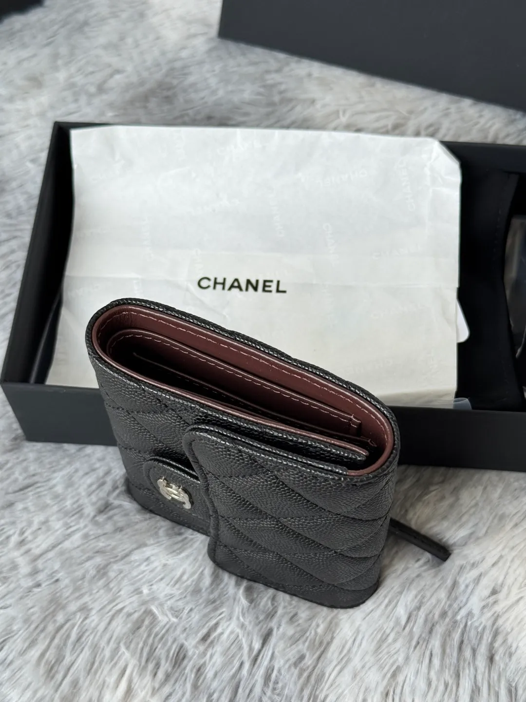 💰440💰 Made of calfskin, caviar, and cowhide, the CF short tri-fold wallet is now available! Chanel Grandma Xiang has 6 card slots, and there is a coin purse at the back, so you can put 2,000 Mao Zedong without any trouble at all! Delicate leather and gold hardware! Full of fashion sense, very fashionable, can be held in hand, can be put in the bag, very good for storage. Style number: 82288, size 10.5*11.5*3cm, color as shown in the picture, exclusive real shot