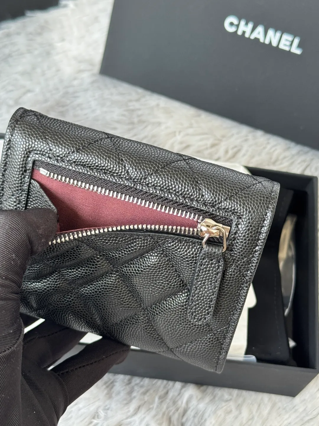 💰440💰 Made of calfskin, caviar, and cowhide, the CF short tri-fold wallet is now available! Chanel Grandma Xiang has 6 card slots, and there is a coin purse at the back, so you can put 2,000 Mao Zedong without any trouble at all! Delicate leather and gold hardware! Full of fashion sense, very fashionable, can be held in hand, can be put in the bag, very good for storage. Style number: 82288, size 10.5*11.5*3cm, color as shown in the picture, exclusive real shot