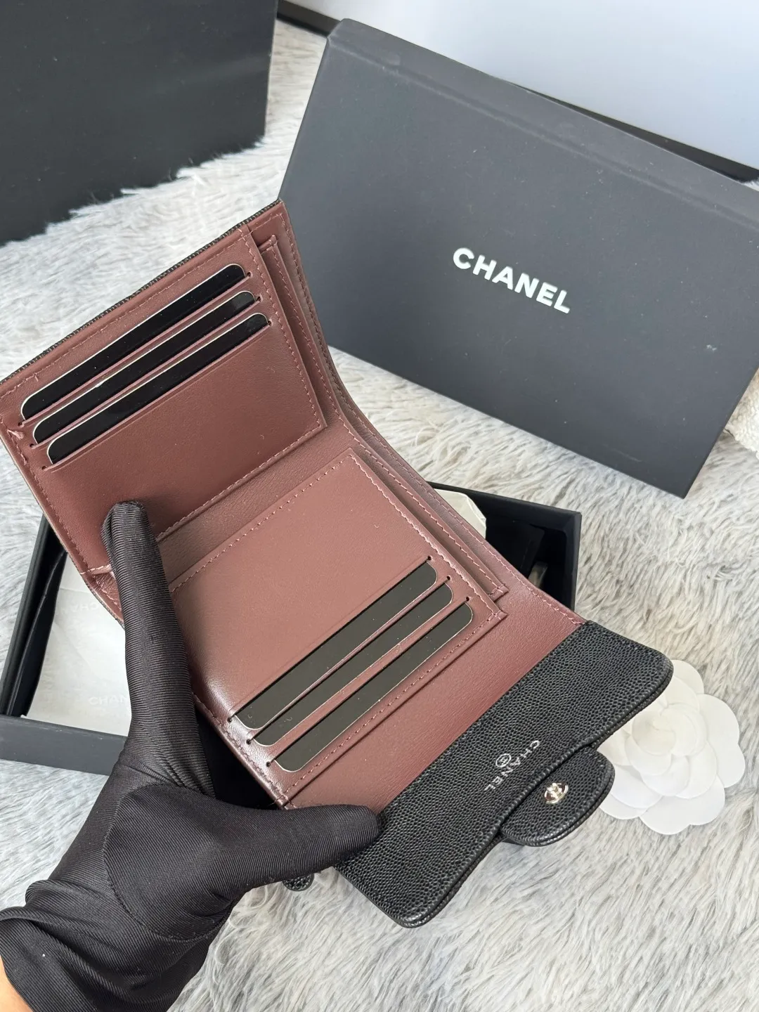 💰440💰 Made of calfskin, caviar, and cowhide, the CF short tri-fold wallet is now available! Chanel Grandma Xiang has 6 card slots, and there is a coin purse at the back, so you can put 2,000 Mao Zedong without any trouble at all! Delicate leather and gold hardware! Full of fashion sense, very fashionable, can be held in hand, can be put in the bag, very good for storage. Style number: 82288, size 10.5*11.5*3cm, color as shown in the picture, exclusive real shot