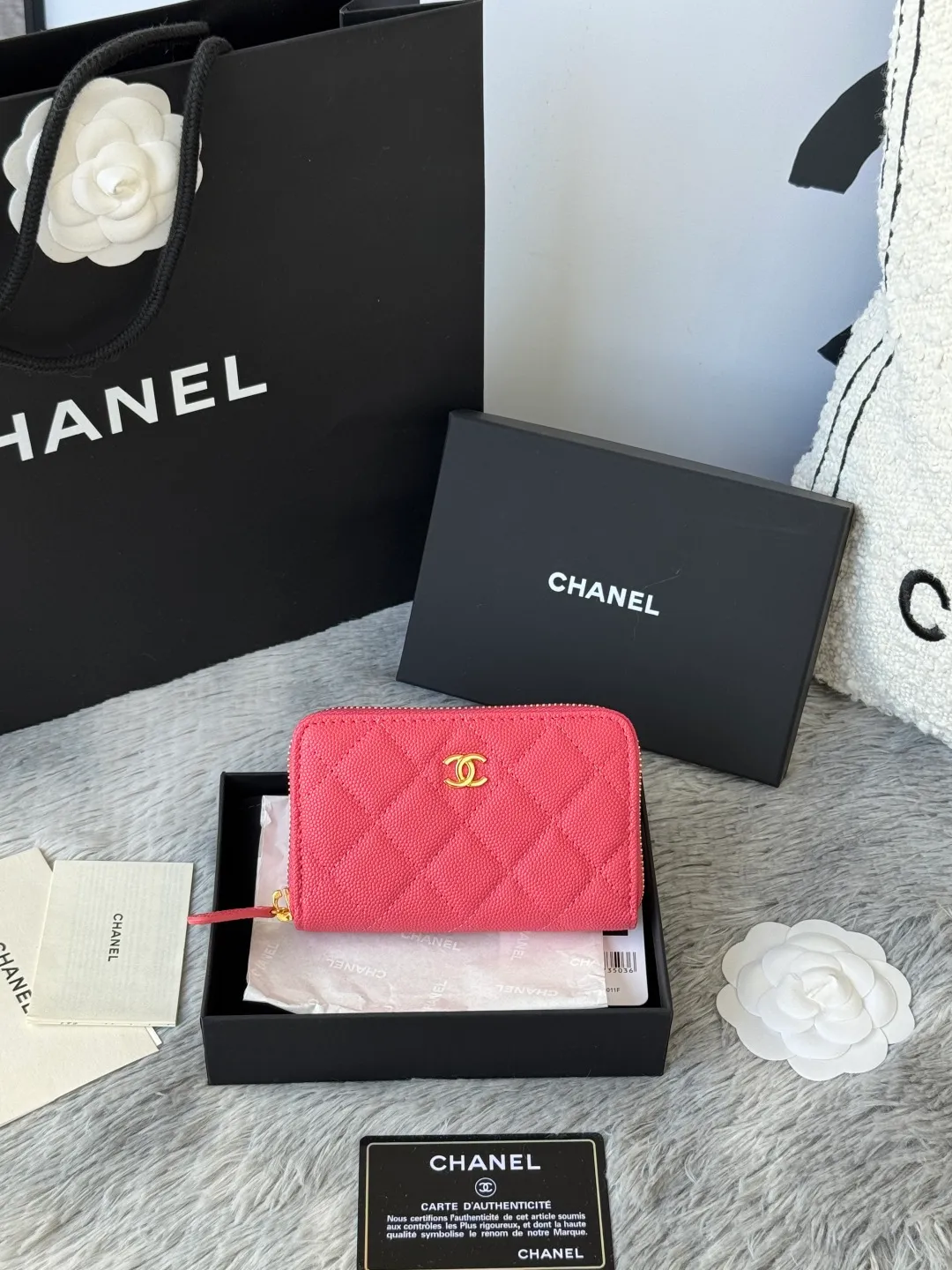 Medium size 💰360💰 finally arrived, chanel 25c oversized zipper bag with zipper inside. First place to eat melon. Large black gold cow coin purse with inner zipper. Made of caviar cowhide. Ginza sa is great. Enthusiastic and patient. I picked up a bunch of black gold card holders. There are several popular coin purses. I went for the L-shaped zipper coin purse. I tried it on the spot. My nails are a little difficult to insert cards. The 25c model is enlarged and looks great. The upgraded version is very practical. Buy it quickly! chanel25c chanel coin purse chanel card holder card holder recommended zipper coin purse chanel number: 3686 (0112) 25c size: 12*5cmx8cmx2cm