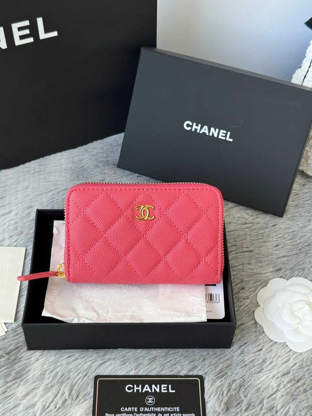 Medium size 💰360💰 finally arrived, chanel 25c oversized zipper bag with zipper inside. First place to eat melon. Large black gold cow coin purse with inner zipper. Made of caviar cowhide. Ginza sa is great. Enthusiastic and patient. I picked up a bunch of black gold card holders. There are several popular coin purses. I went for the L-shaped zipper coin purse. I tried it on the spot. My nails are a little difficult to insert cards. The 25c model is enlarged and looks great. The upgraded version is very practical. Buy it quickly! chanel25c chanel coin purse chanel card holder card holder recommended zipper coin purse chanel number: 3686 (0112) 25c size: 12*5cmx8cmx2cm