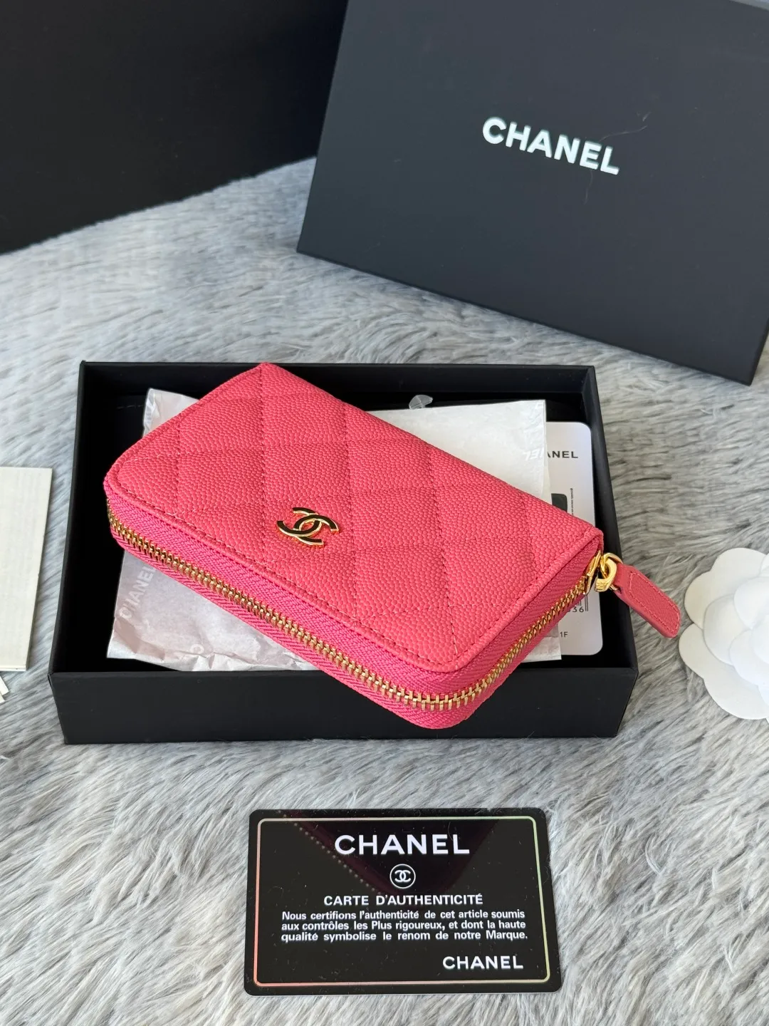 Medium size 💰360💰 finally arrived, chanel 25c oversized zipper bag with zipper inside. First place to eat melon. Large black gold cow coin purse with inner zipper. Made of caviar cowhide. Ginza sa is great. Enthusiastic and patient. I picked up a bunch of black gold card holders. There are several popular coin purses. I went for the L-shaped zipper coin purse. I tried it on the spot. My nails are a little difficult to insert cards. The 25c model is enlarged and looks great. The upgraded version is very practical. Buy it quickly! chanel25c chanel coin purse chanel card holder card holder recommended zipper coin purse chanel number: 3686 (0112) 25c size: 12*5cmx8cmx2cm
