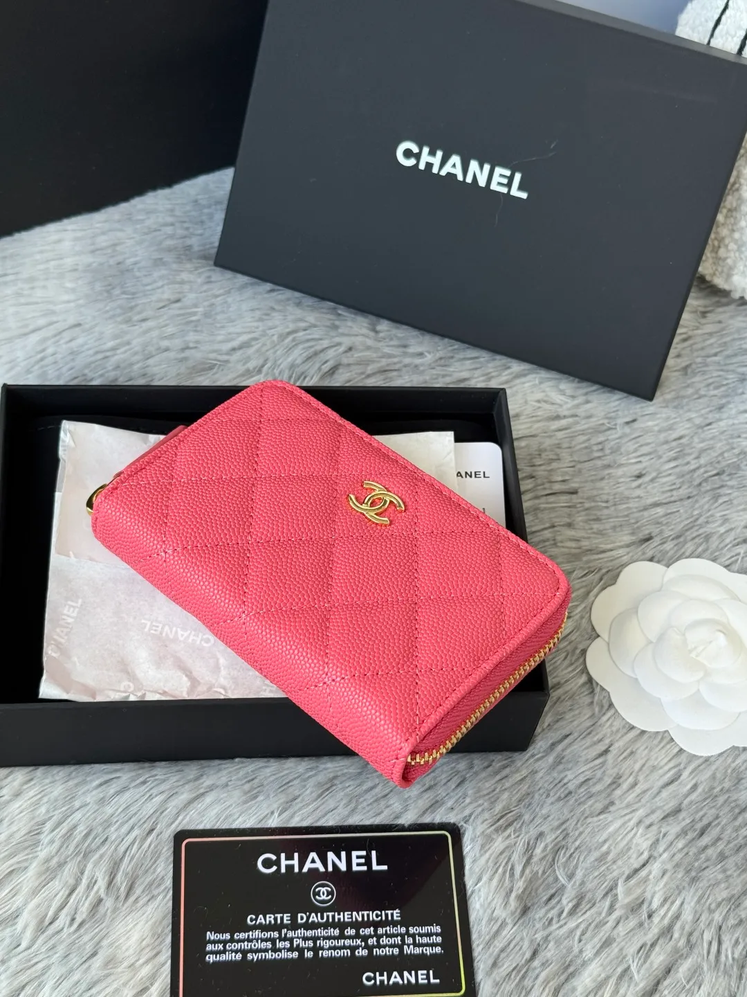 Medium size 💰360💰 finally arrived, chanel 25c oversized zipper bag with zipper inside. First place to eat melon. Large black gold cow coin purse with inner zipper. Made of caviar cowhide. Ginza sa is great. Enthusiastic and patient. I picked up a bunch of black gold card holders. There are several popular coin purses. I went for the L-shaped zipper coin purse. I tried it on the spot. My nails are a little difficult to insert cards. The 25c model is enlarged and looks great. The upgraded version is very practical. Buy it quickly! chanel25c chanel coin purse chanel card holder card holder recommended zipper coin purse chanel number: 3686 (0112) 25c size: 12*5cmx8cmx2cm