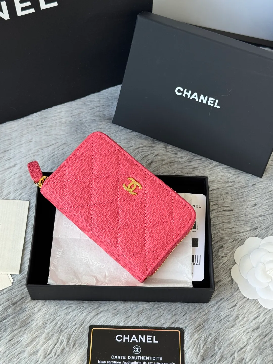 Medium size 💰360💰 finally arrived, chanel 25c oversized zipper bag with zipper inside. First place to eat melon. Large black gold cow coin purse with inner zipper. Made of caviar cowhide. Ginza sa is great. Enthusiastic and patient. I picked up a bunch of black gold card holders. There are several popular coin purses. I went for the L-shaped zipper coin purse. I tried it on the spot. My nails are a little difficult to insert cards. The 25c model is enlarged and looks great. The upgraded version is very practical. Buy it quickly! chanel25c chanel coin purse chanel card holder card holder recommended zipper coin purse chanel number: 3686 (0112) 25c size: 12*5cmx8cmx2cm
