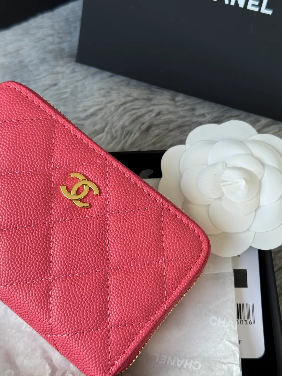 Medium size 💰360💰 finally arrived, chanel 25c oversized zipper bag with zipper inside. First place to eat melon. Large black gold cow coin purse with inner zipper. Made of caviar cowhide. Ginza sa is great. Enthusiastic and patient. I picked up a bunch of black gold card holders. There are several popular coin purses. I went for the L-shaped zipper coin purse. I tried it on the spot. My nails are a little difficult to insert cards. The 25c model is enlarged and looks great. The upgraded version is very practical. Buy it quickly! chanel25c chanel coin purse chanel card holder card holder recommended zipper coin purse chanel number: 3686 (0112) 25c size: 12*5cmx8cmx2cm
