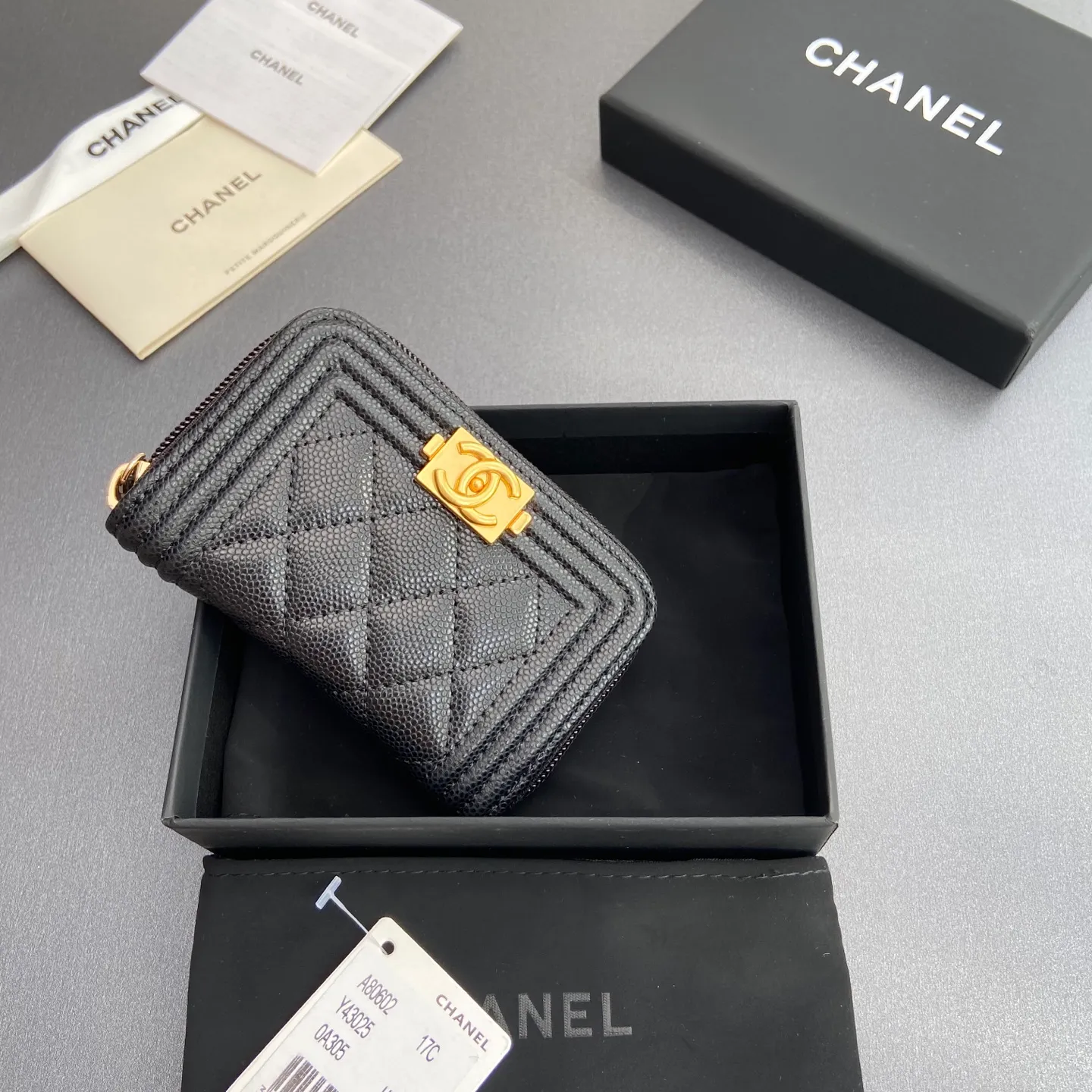 Xiaoxiang imported Italian leather Item number: A80602 Price: 320 Size: w11×h7.5×d2cm Color: black ball pattern gold hardware