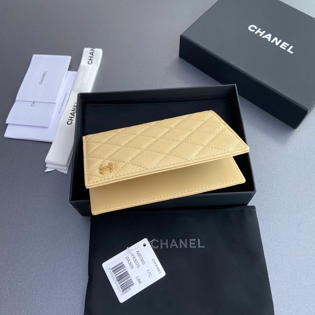 [Special grade hardware original leather] ¥280 Xiaoxiang passport holder series Quilted card holder with iconic metal logo Gold tone metal hardware, special Italian imported leather 4 card slots, 1 passport holder Number: 80385 Apricot ball light gold Size: w10×h15×d2cm