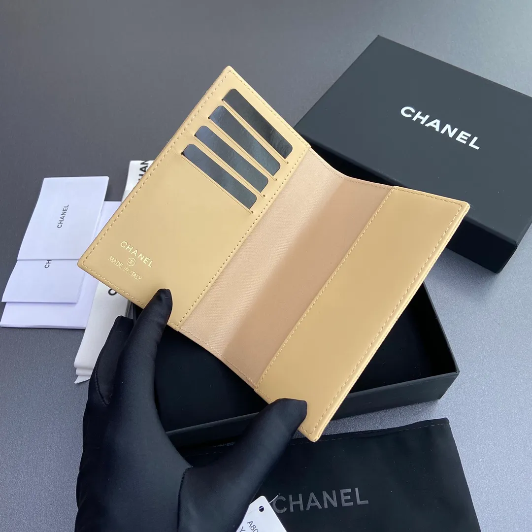 [Special grade hardware original leather] ¥280 Xiaoxiang passport holder series Quilted card holder with iconic metal logo Gold tone metal hardware, special Italian imported leather 4 card slots, 1 passport holder Number: 80385 Apricot ball light gold Size: w10×h15×d2cm