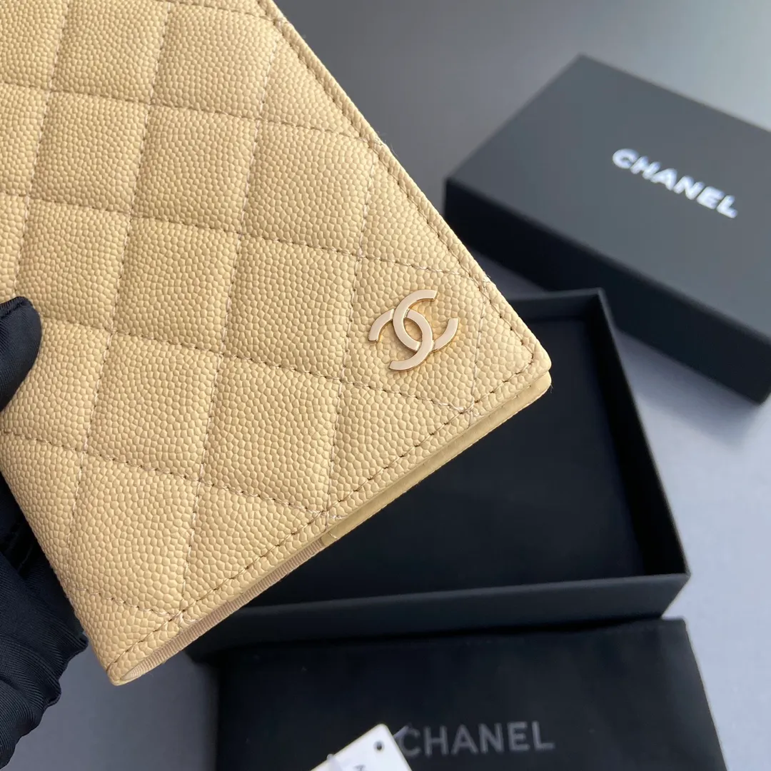 [Special grade hardware original leather] ¥280 Xiaoxiang passport holder series Quilted card holder with iconic metal logo Gold tone metal hardware, special Italian imported leather 4 card slots, 1 passport holder Number: 80385 Apricot ball light gold Size: w10×h15×d2cm
