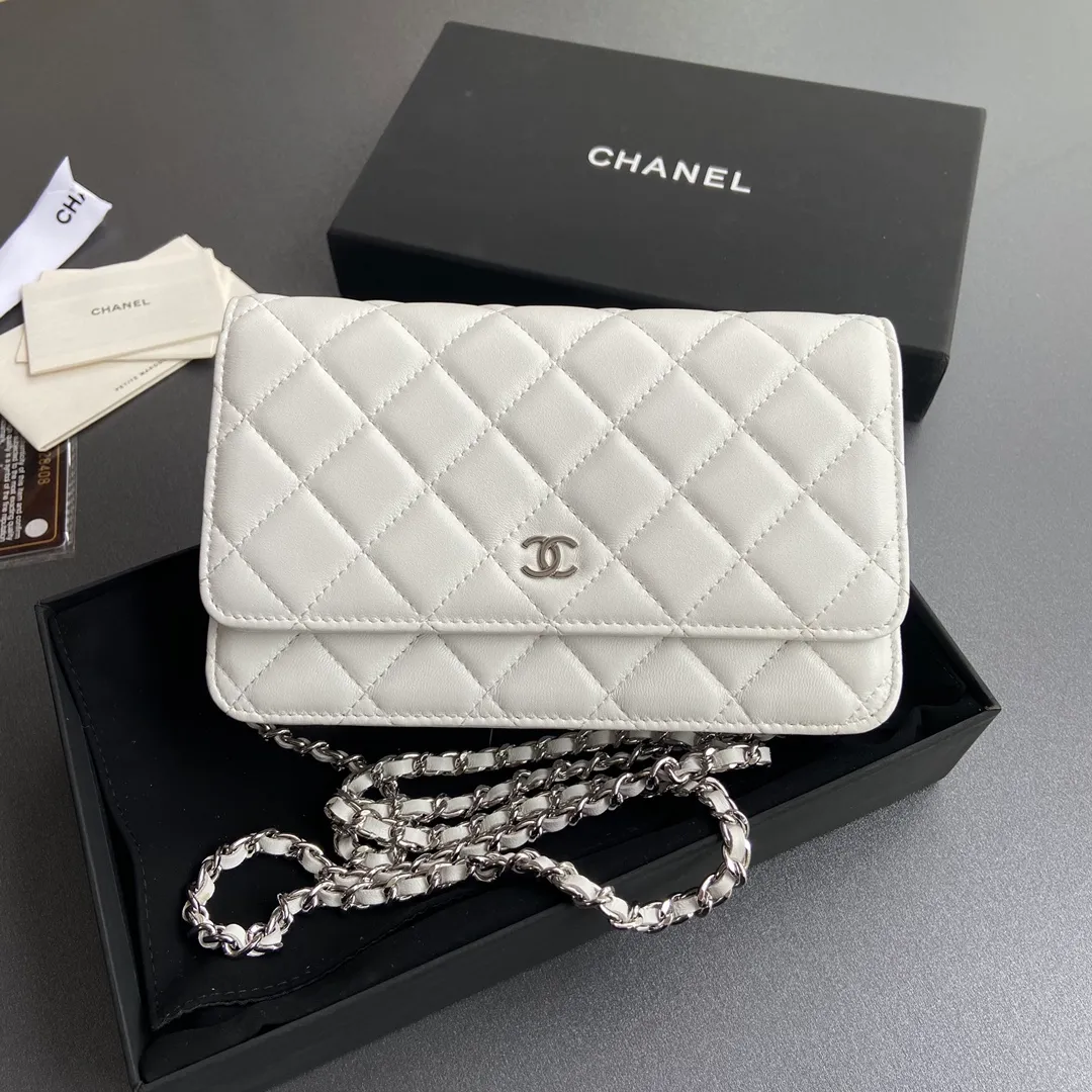Xiaoxiang imported Italian lambskin Item No.: A33814 Price: 600 Size: w20×h13×d3.5cm Color: White lambskin silver steel mark