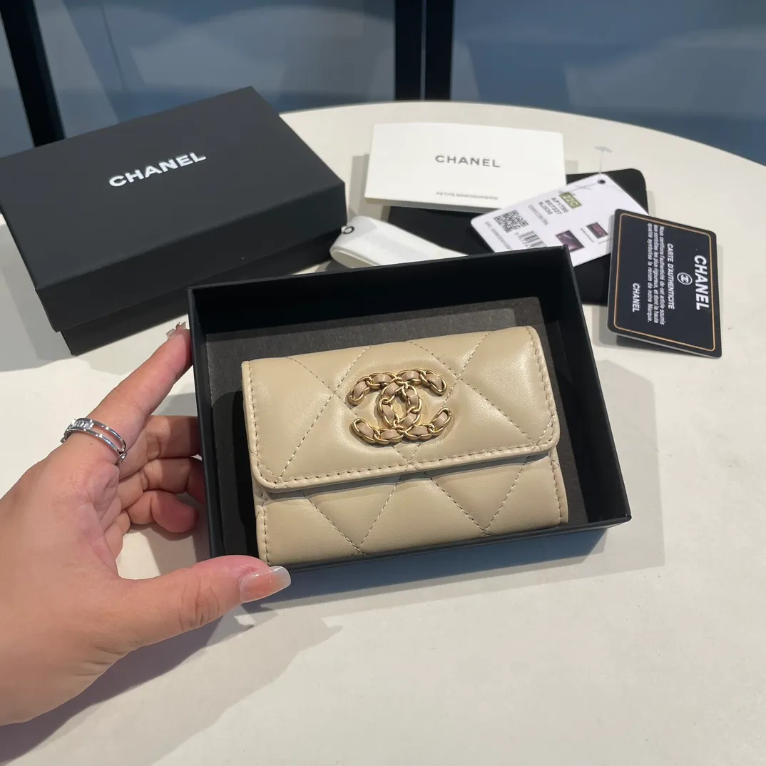 💰300😊Upgraded version💋🆕Ohanel new color🆕The latest hijab card holder, the texture of goatskin is invincible 😼The 19 series that is mainly promoted this season is the big rhombus, with a strong retro style👝Is there anyone who wants to buy each color🧸 The logo is eye-catching and unique, the goatskin has a faint luster, and the temperament instantly ups and downs❣The fashionable style and style are also co-created by Karl and Viard. The first series launched by the new artistic director will be a key recommendation of the brand from this year to next year, conveying the essence of the brand, with a full set of packaging 1790🍃size: 8.5*11cm